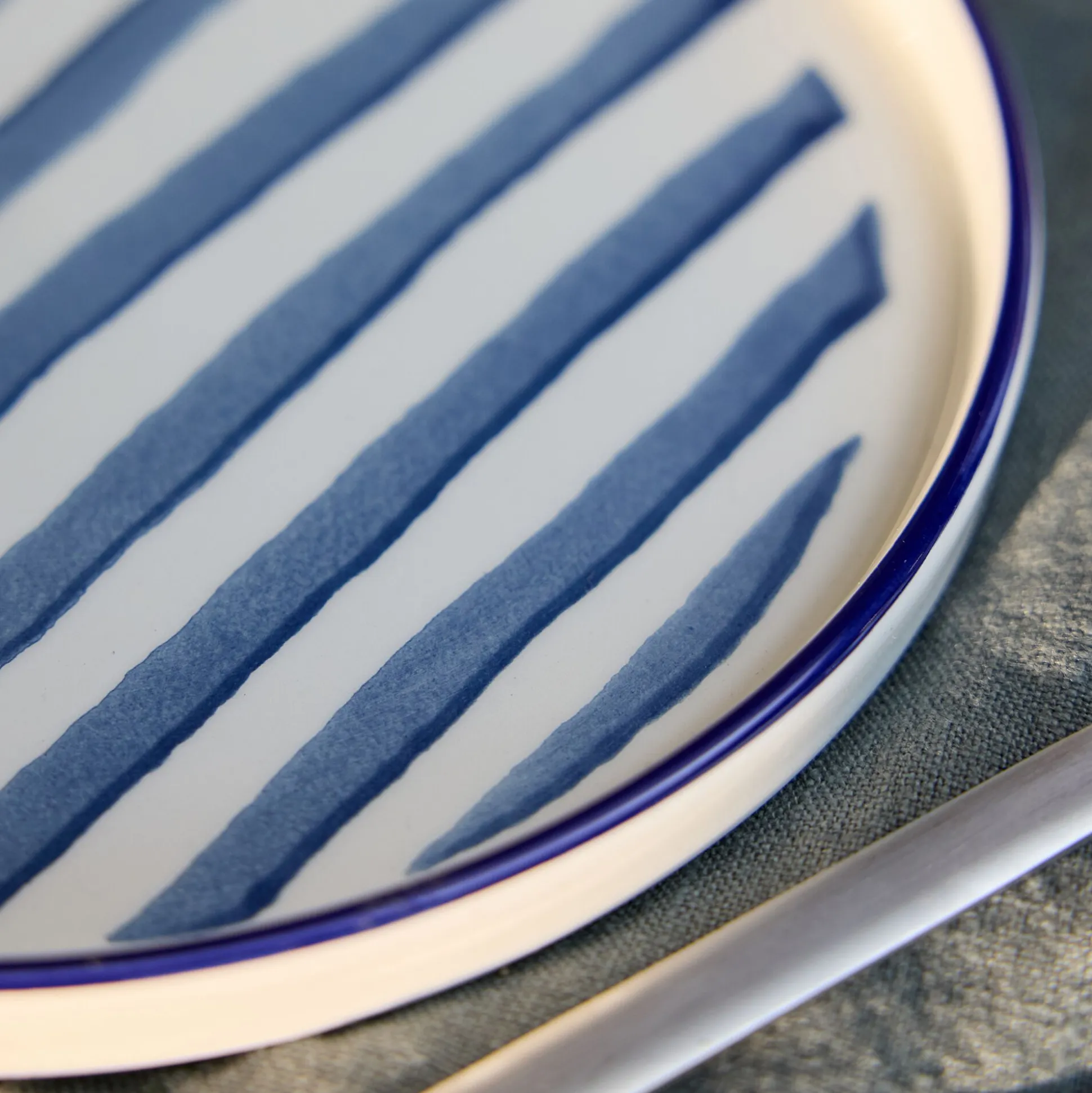 Assiette à dessert en céramique D20cm à rayures - blanc