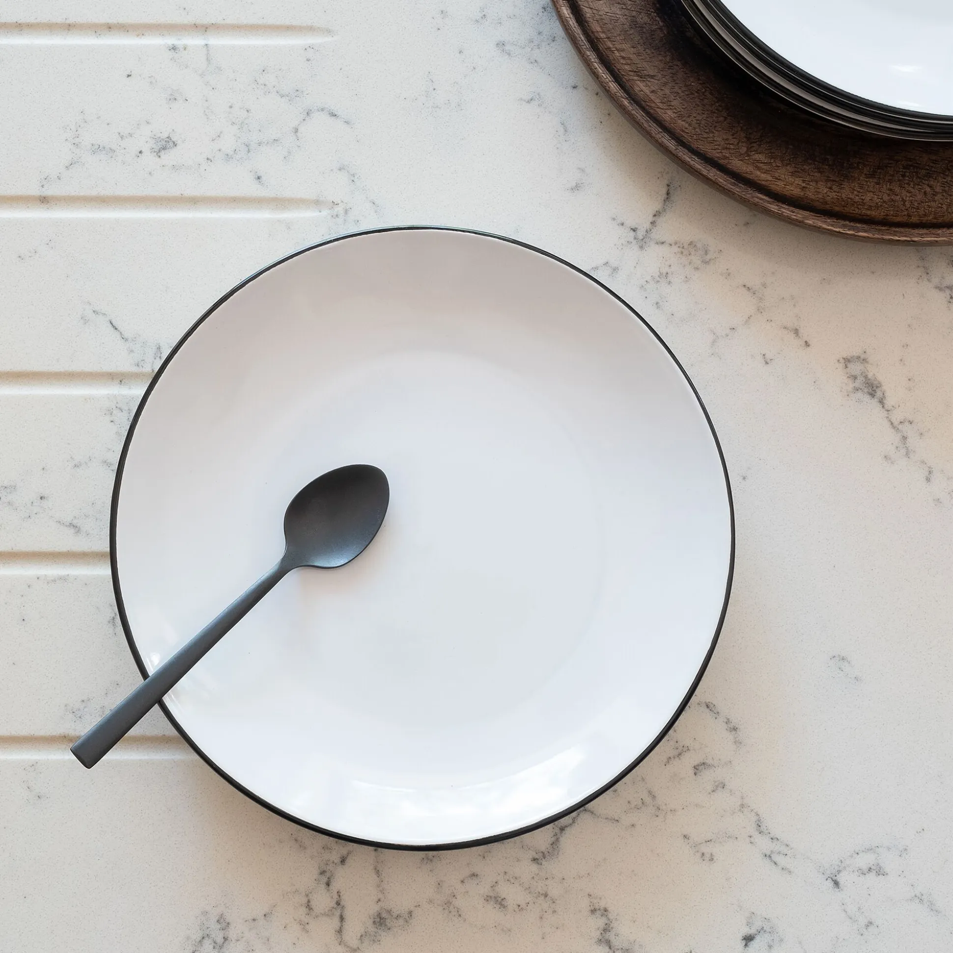 Assiette à dessert en grès avec liserai noir D19,2cm - blanc