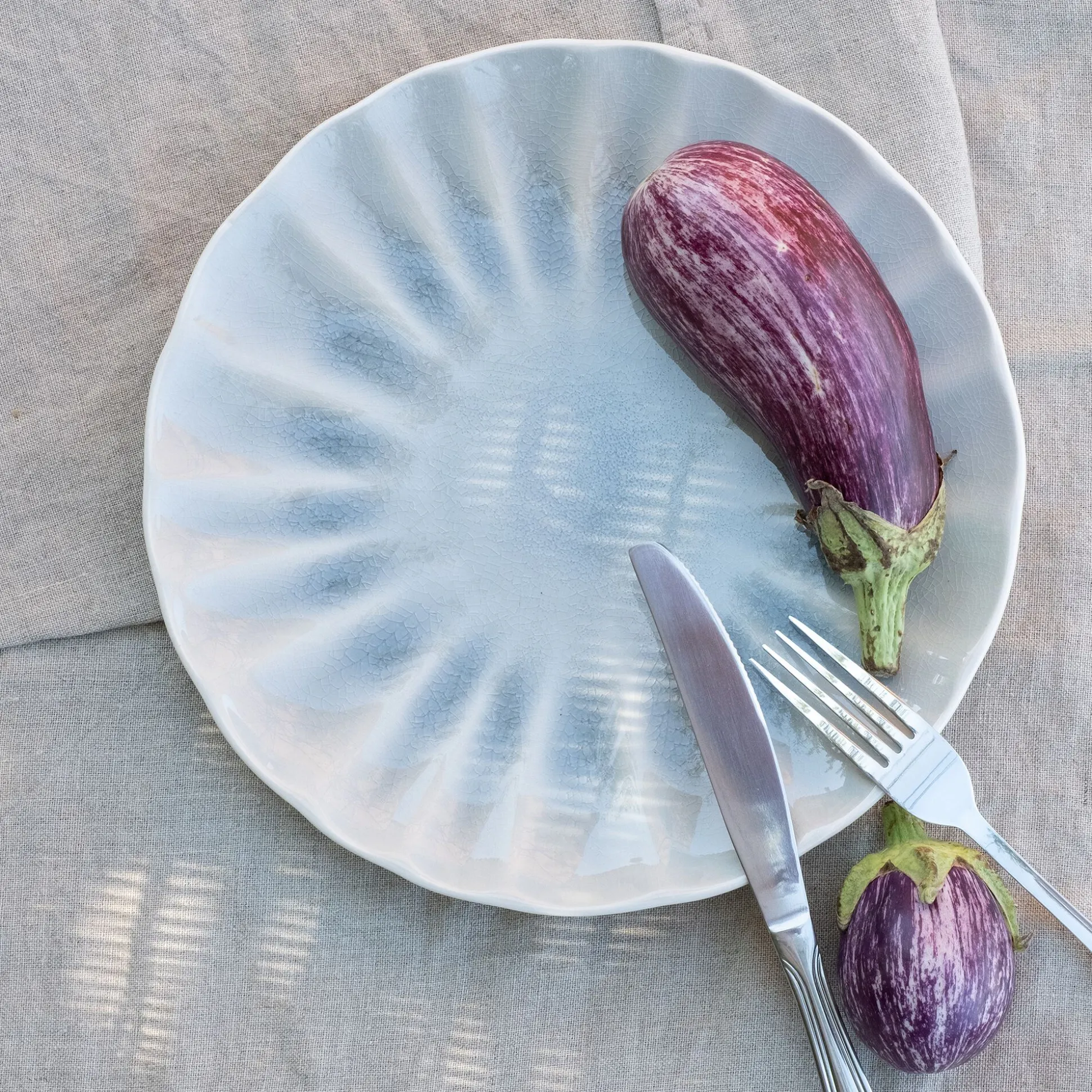 Assiette plate ondulée en grès D26,5cm - bleu
