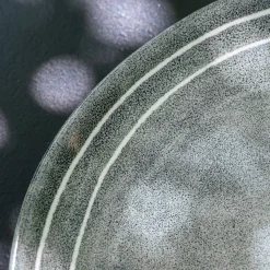 Assiette plate à rayures en grès D27,5cm - bleu calaluna