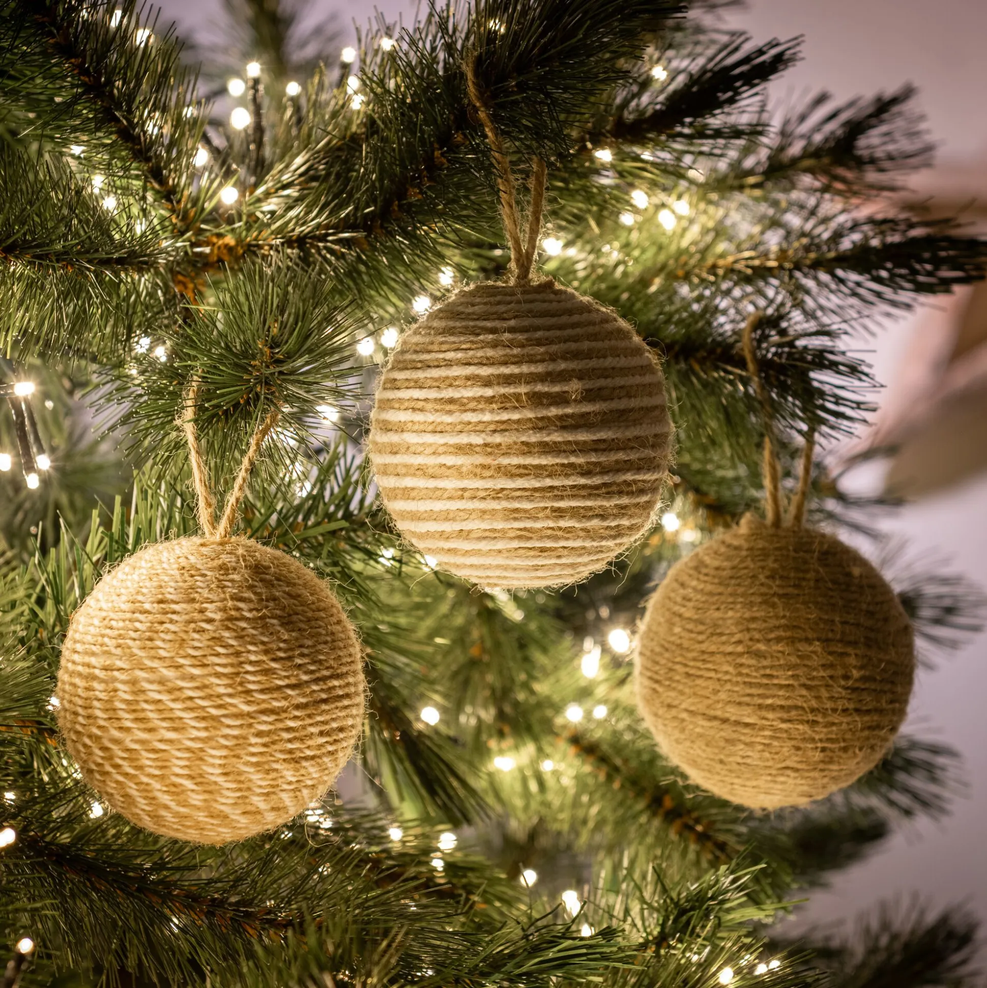 Boule de Noël D8cm - naturel (modèle aléatoire)