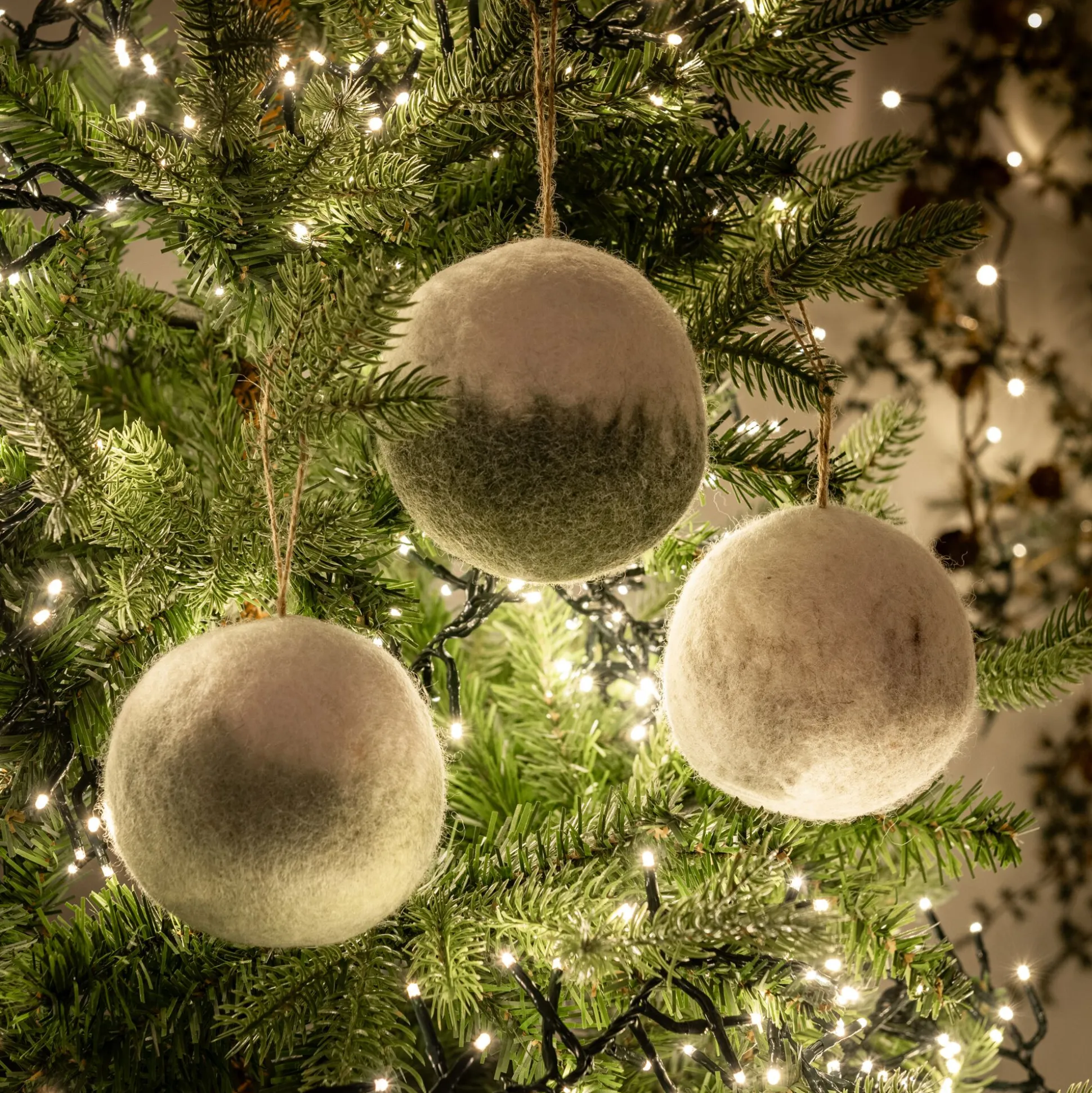Boule de Noël en laine D9cm (couleur aléatoire)