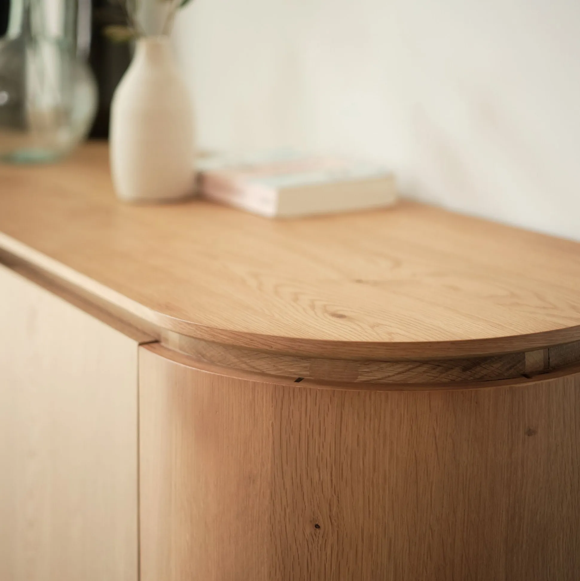 Buffet bas ovale en bois et piètement en chêne masif - bois clair