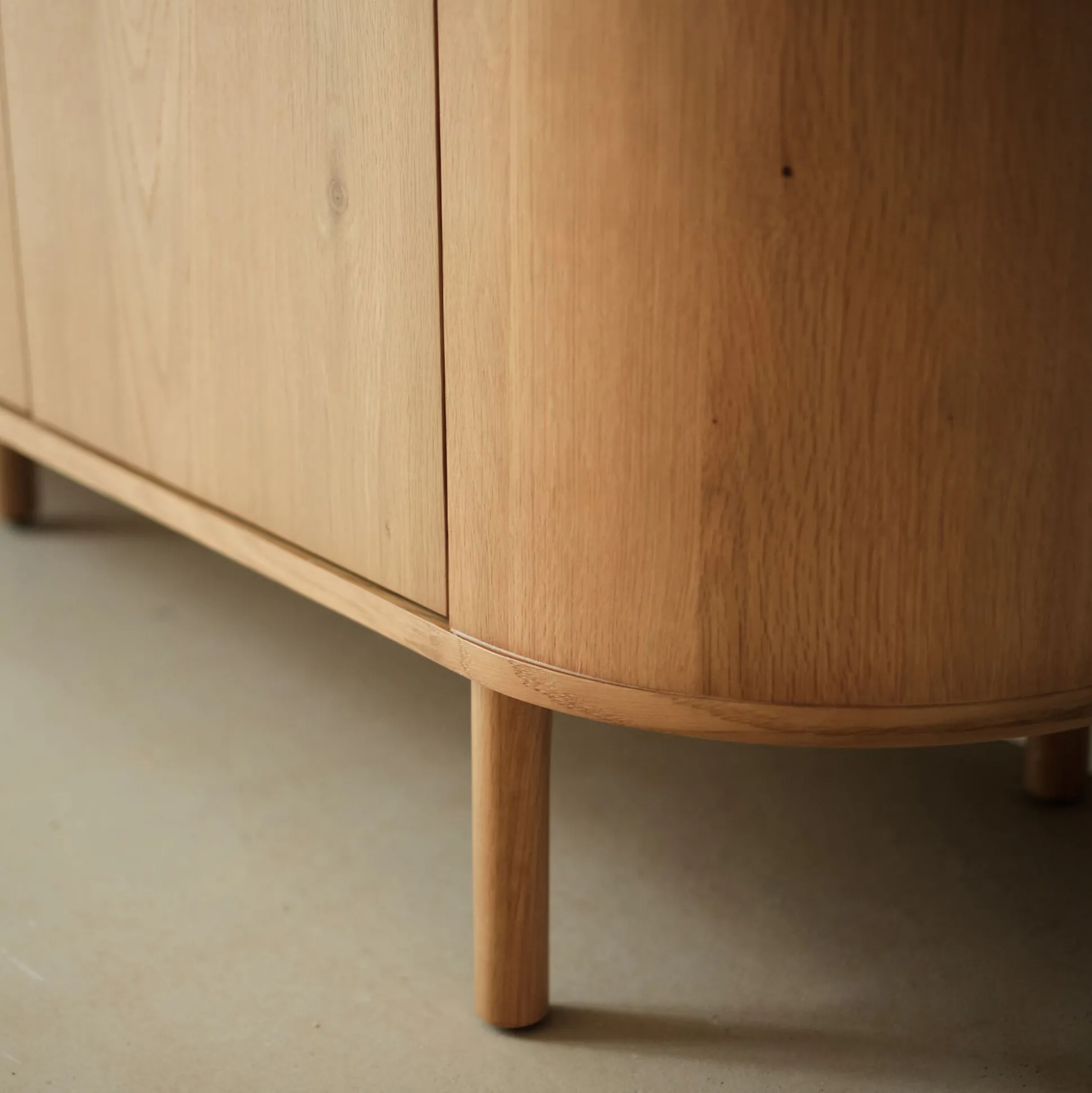 Buffet bas ovale en bois et piètement en chêne masif - bois clair