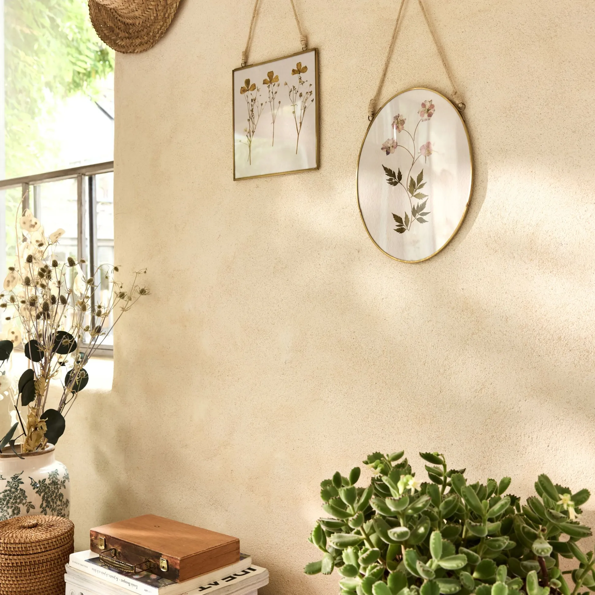 Cadre décoratif ovale avec fleurs séchées - doré
