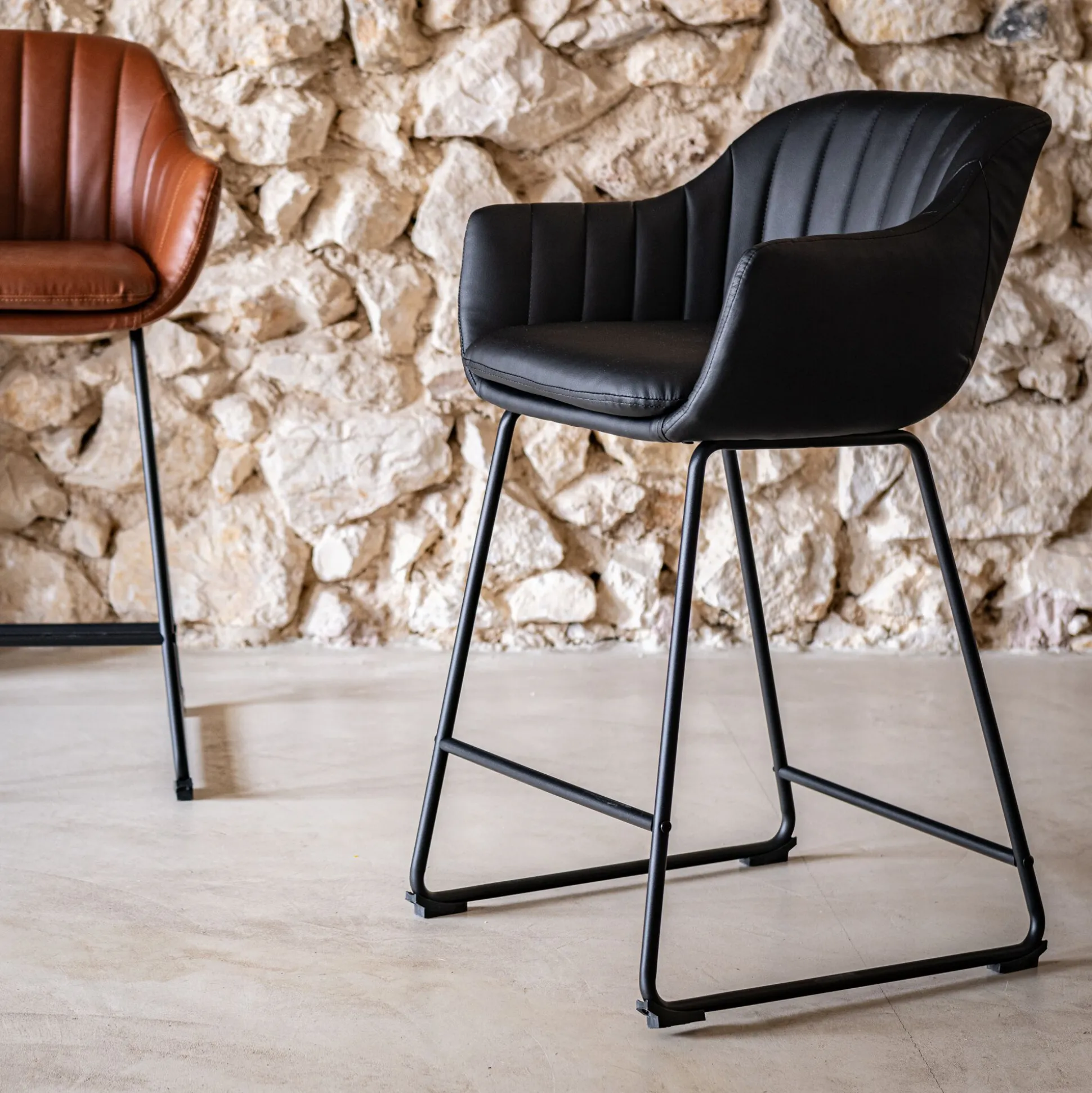 Chaise de bar avec accoudoirs en polyuréthane - noir