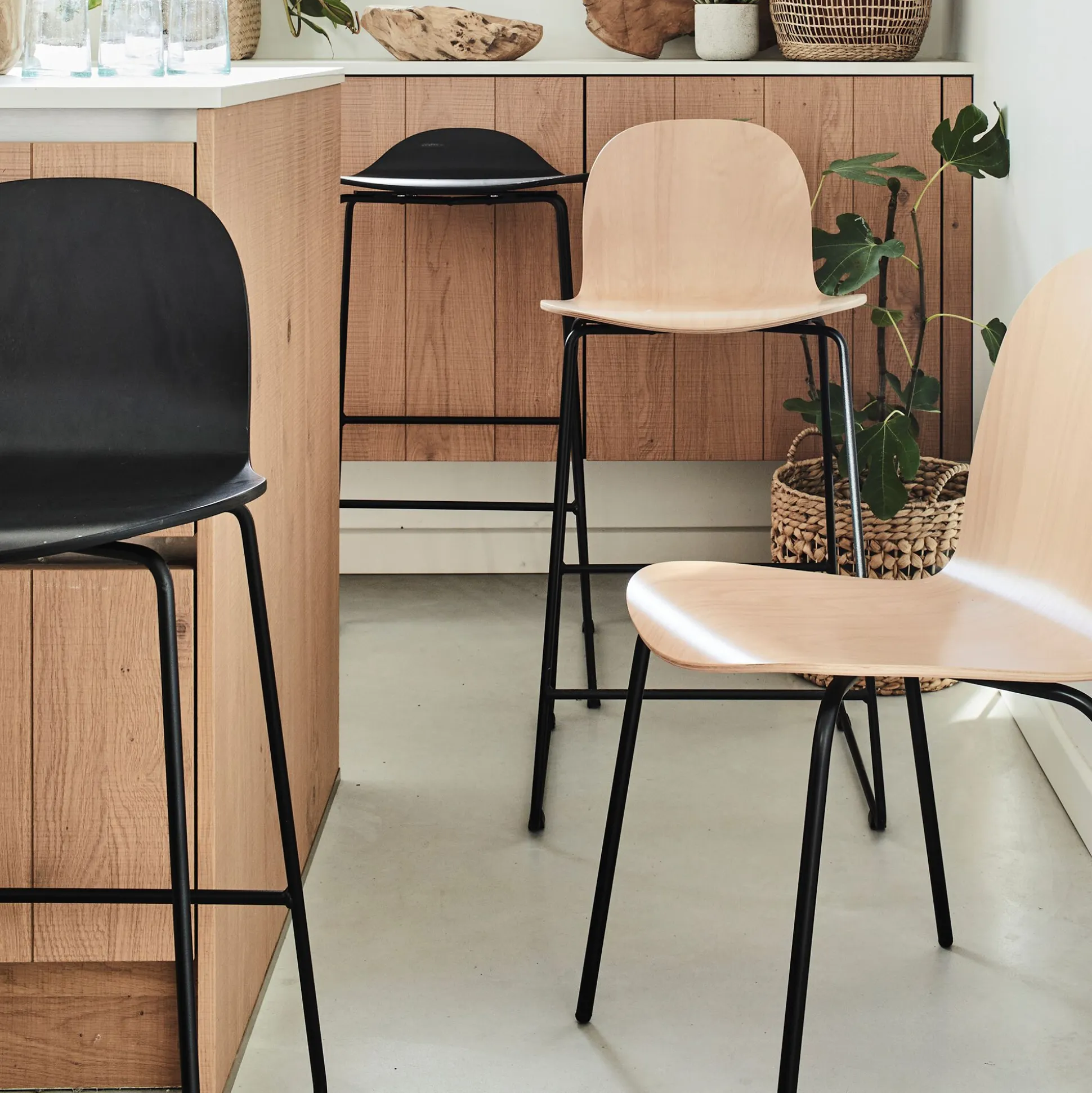 Chaise de bar avec coque en contreplaqué moulé de hêtre - bois clair H66cm