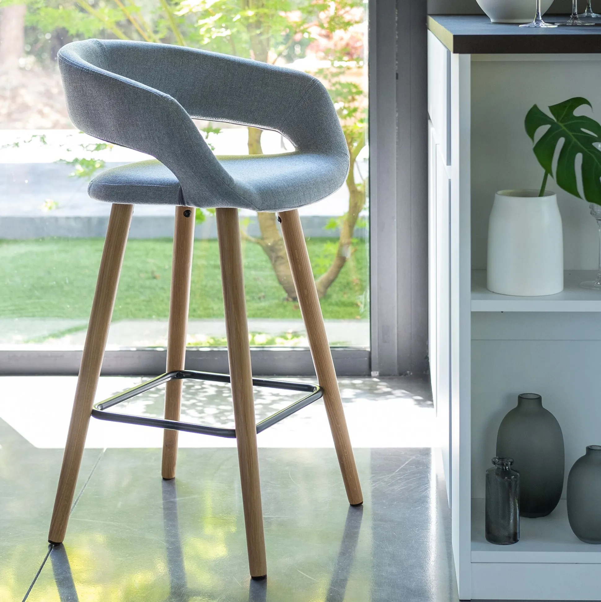 Chaise de bar en tissu avec accoudoirs H65,5cm - gris