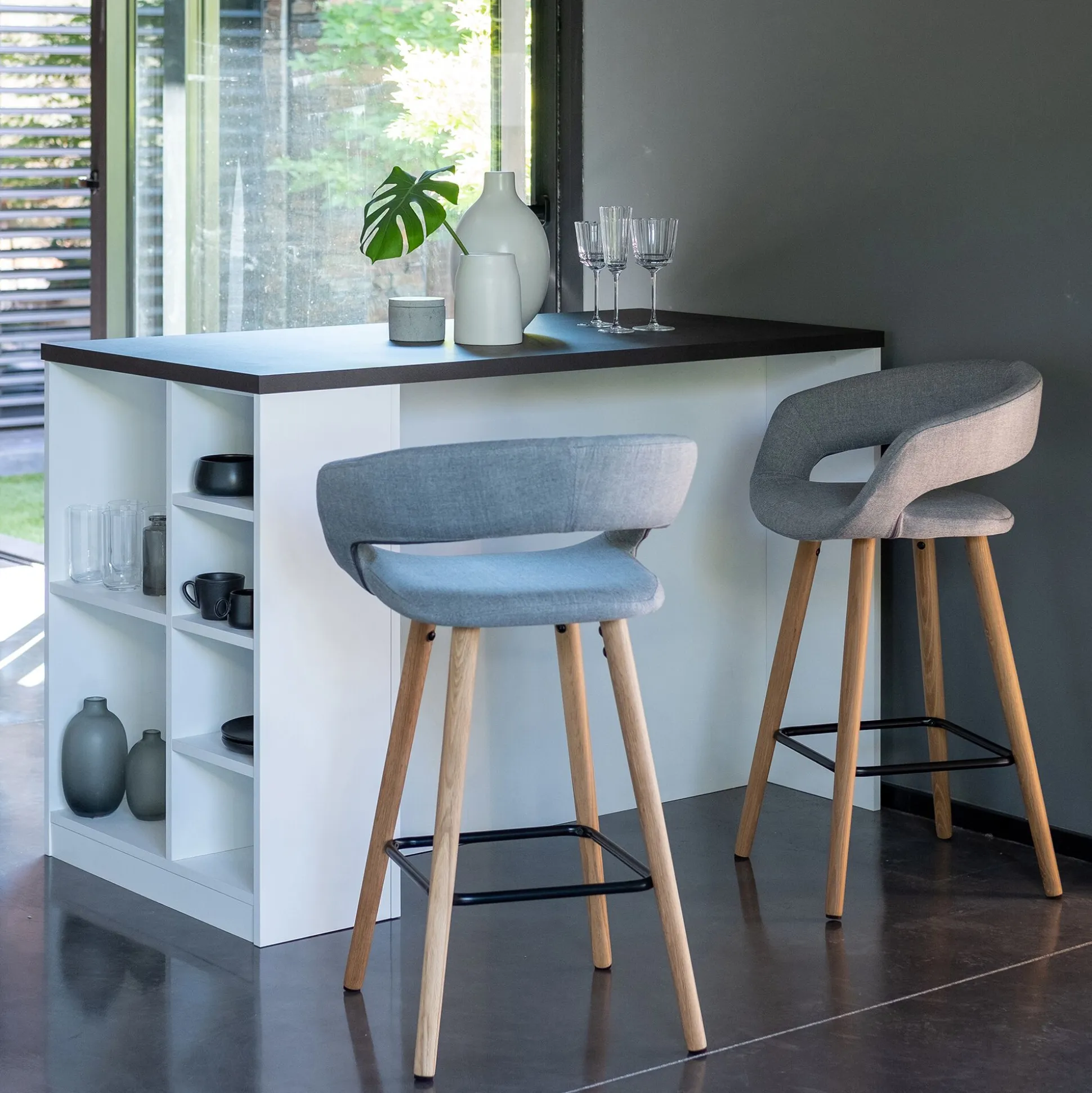 Chaise de bar en tissu avec accoudoirs H65,5cm - gris