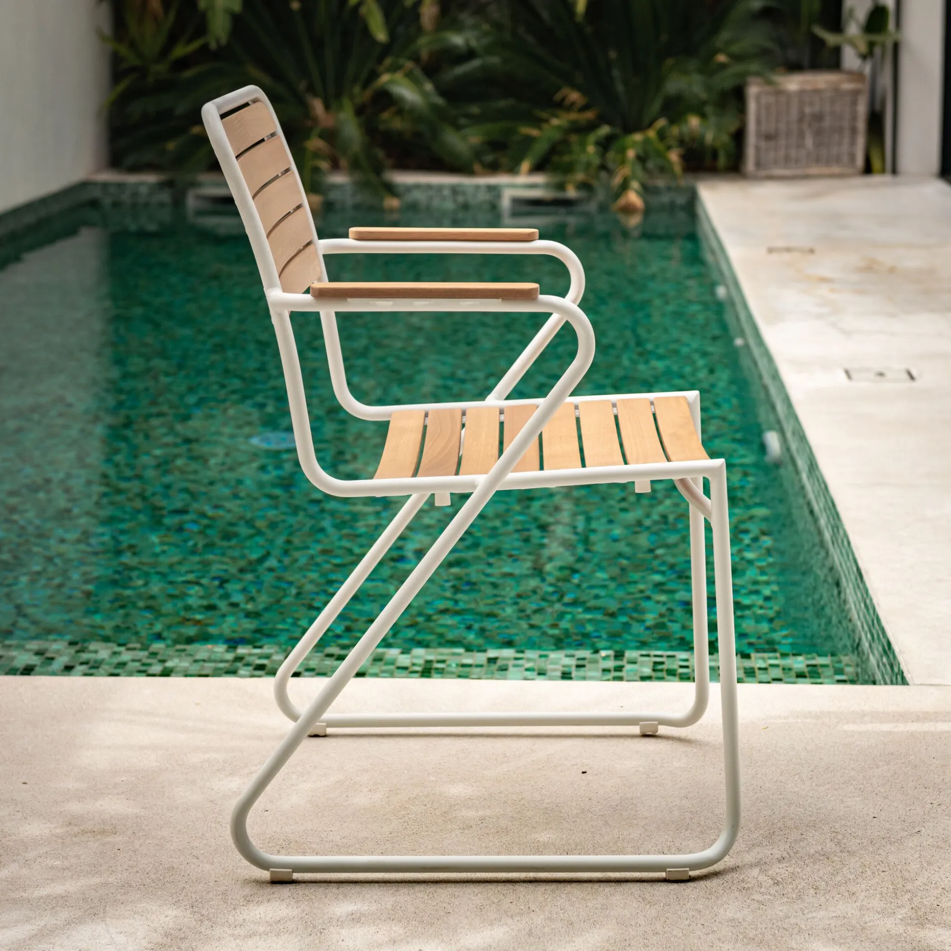 Chaise de jardin avec accoudoirs en aluminium et eucalyptus - blanc