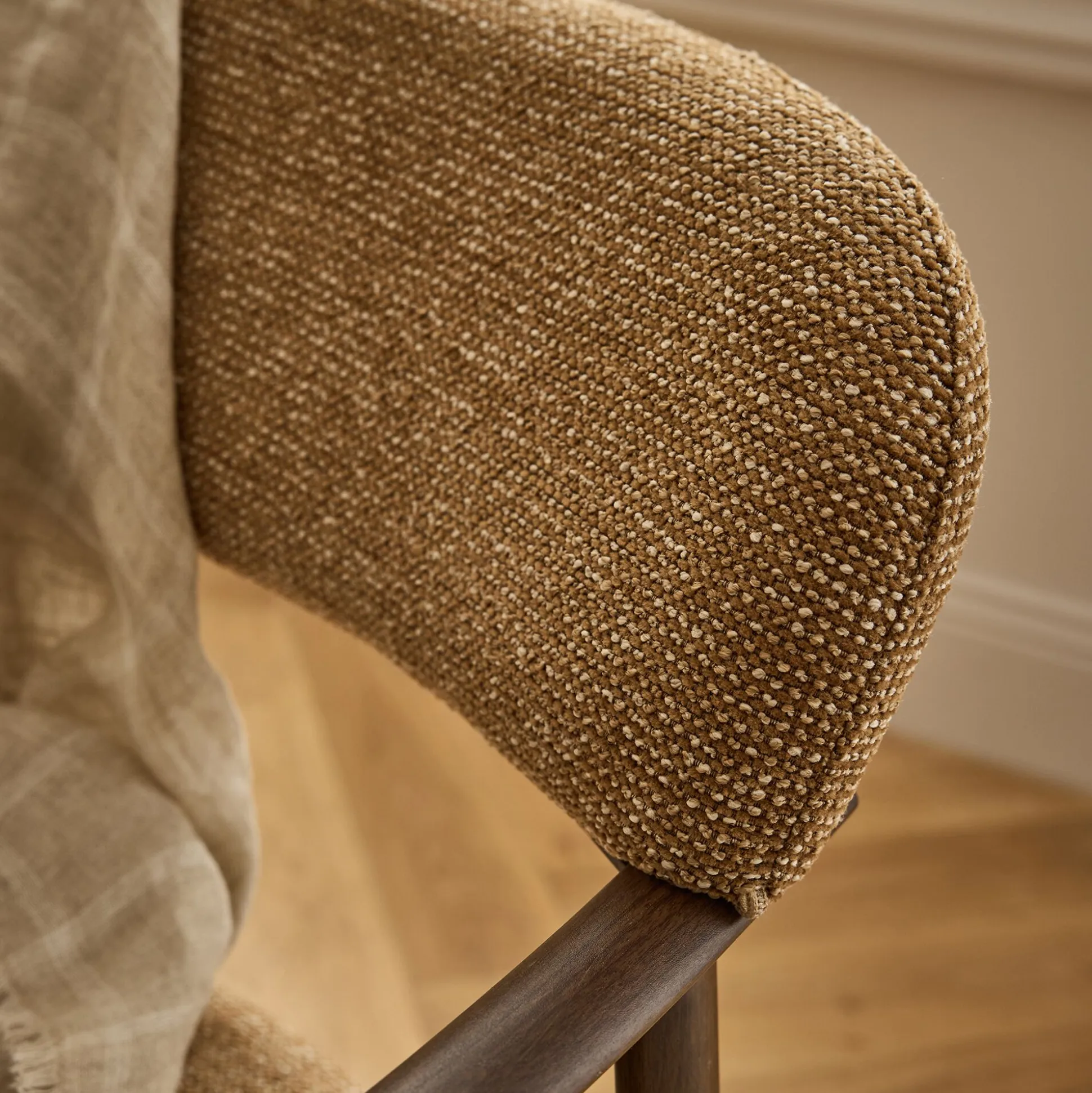 Chaise de repas avec accoudoirs en tissu et acier - brun châtaignier