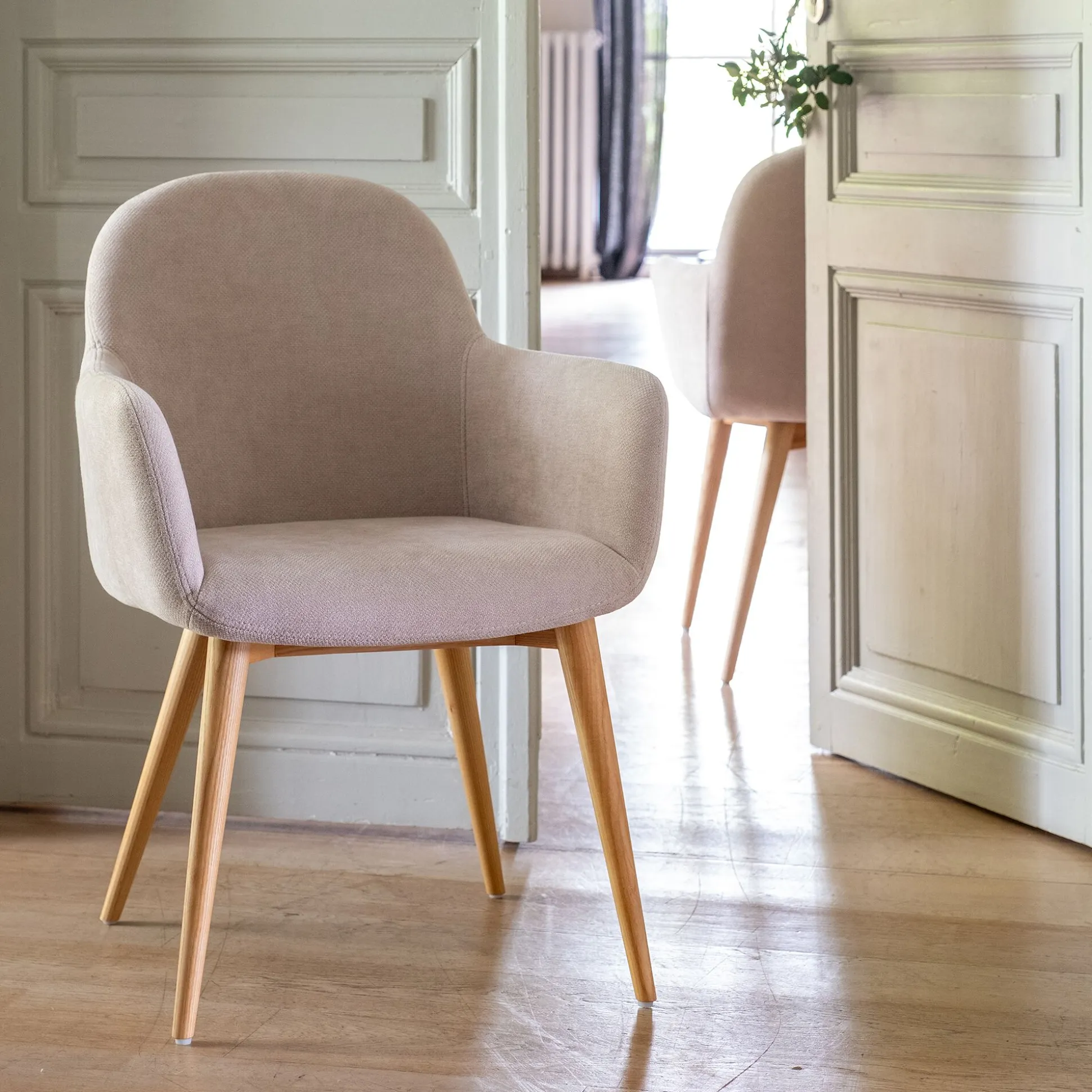 Chaise en tissu avec accoudoirs - beige