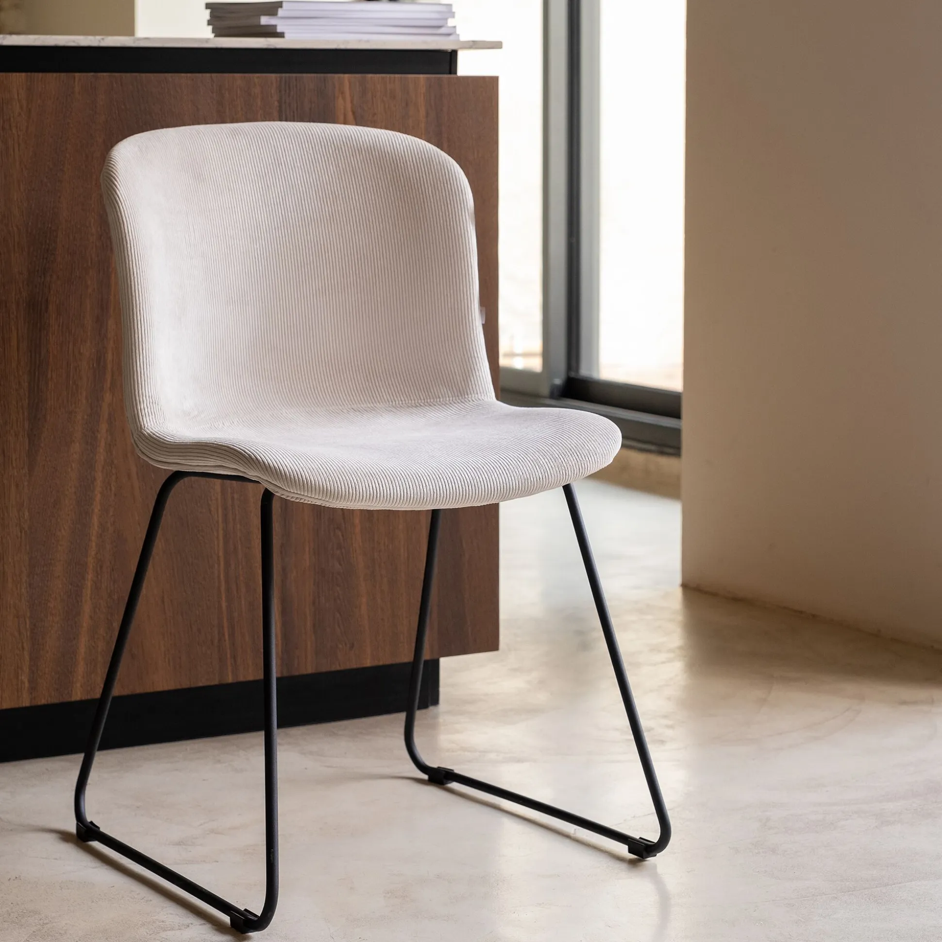 Chaise en tissu sans accoudoirs et pieds traineaux - beige