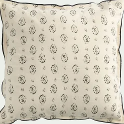 Coussin en coton motif amande finition point bourdon noir 45x45cm - vert