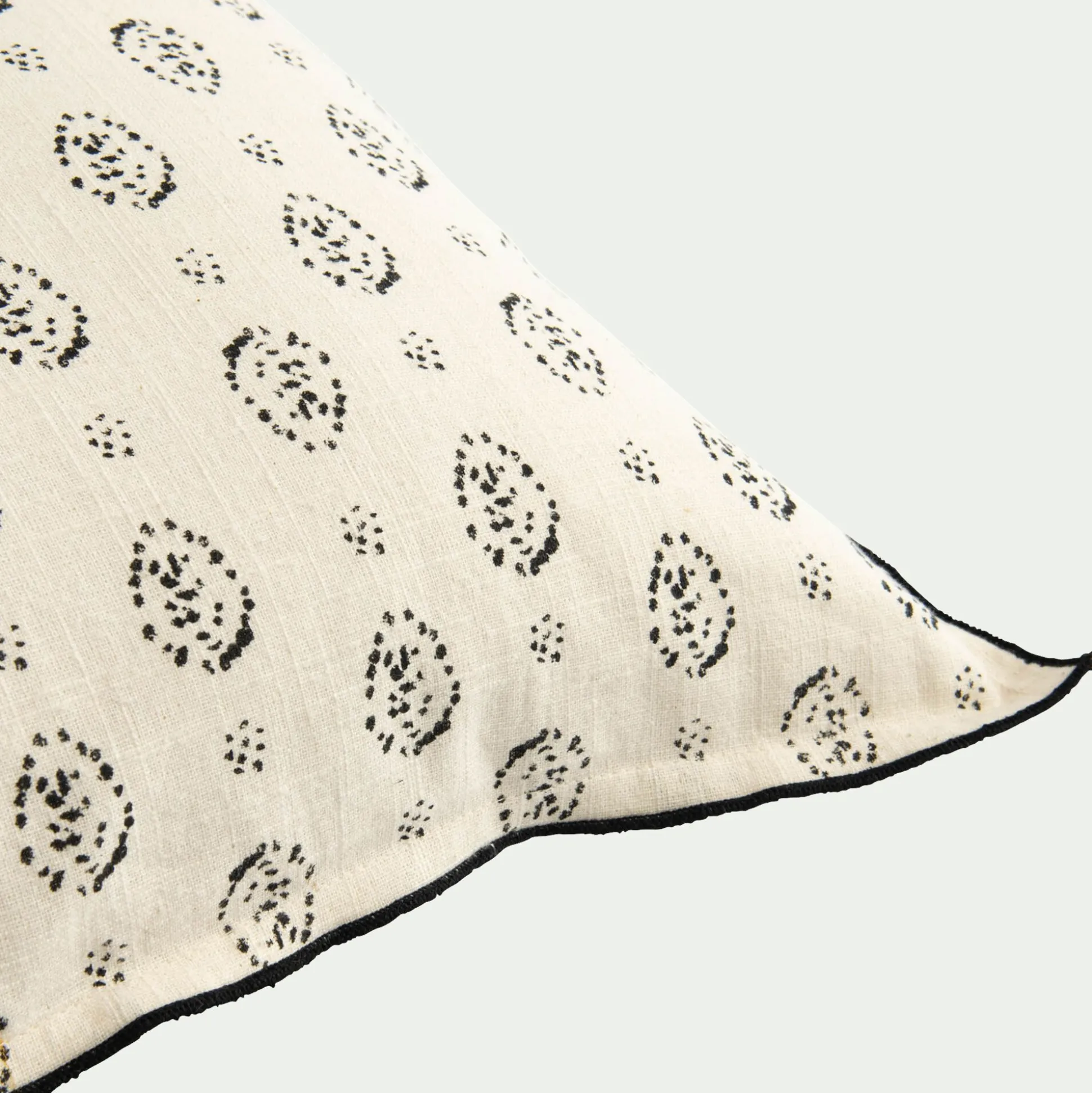 Coussin en coton motif amande finition point bourdon noir 45x45cm - vert