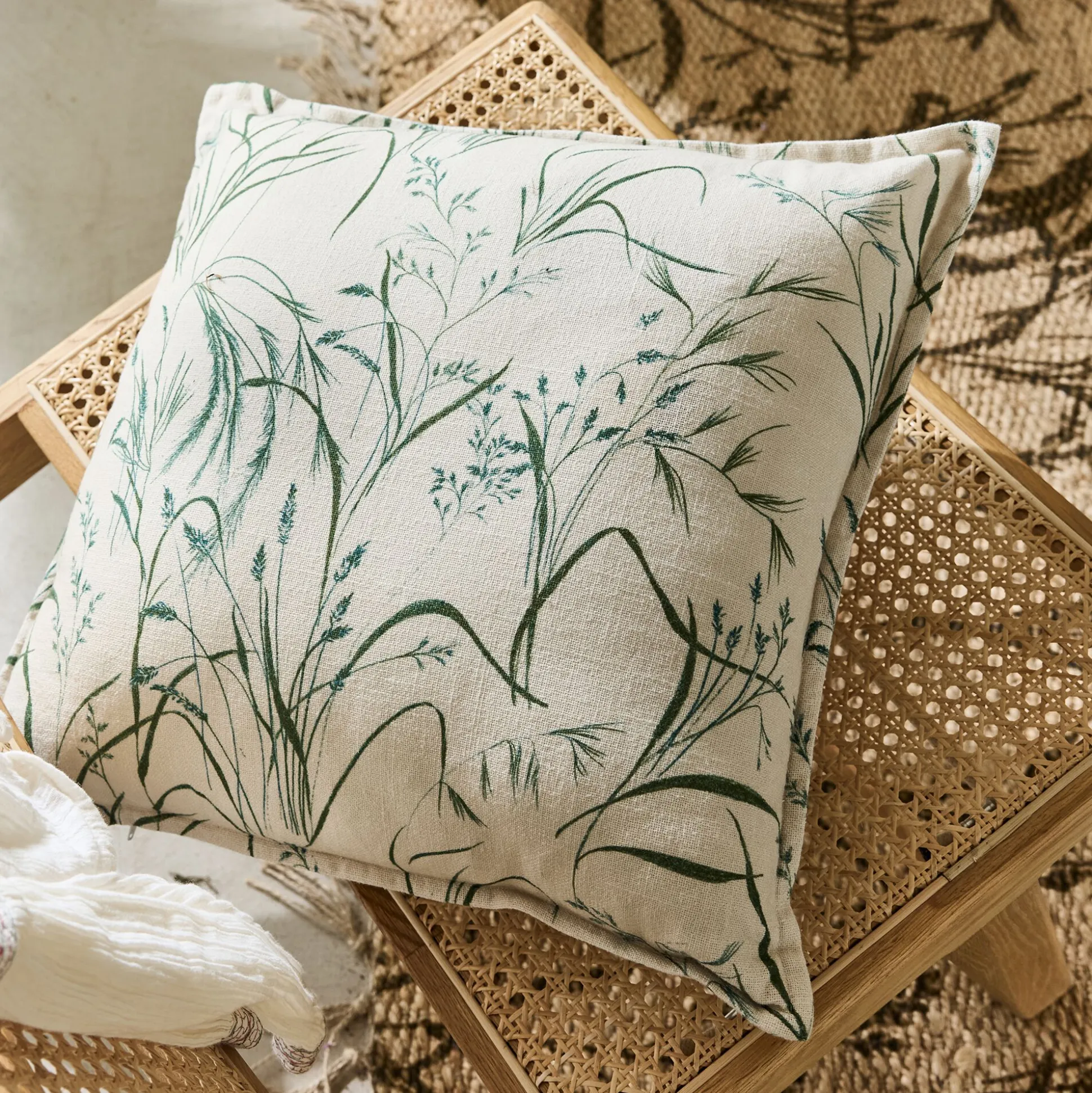 Coussin en coton à motif végétal finition surpiqure 45x45cm - beige