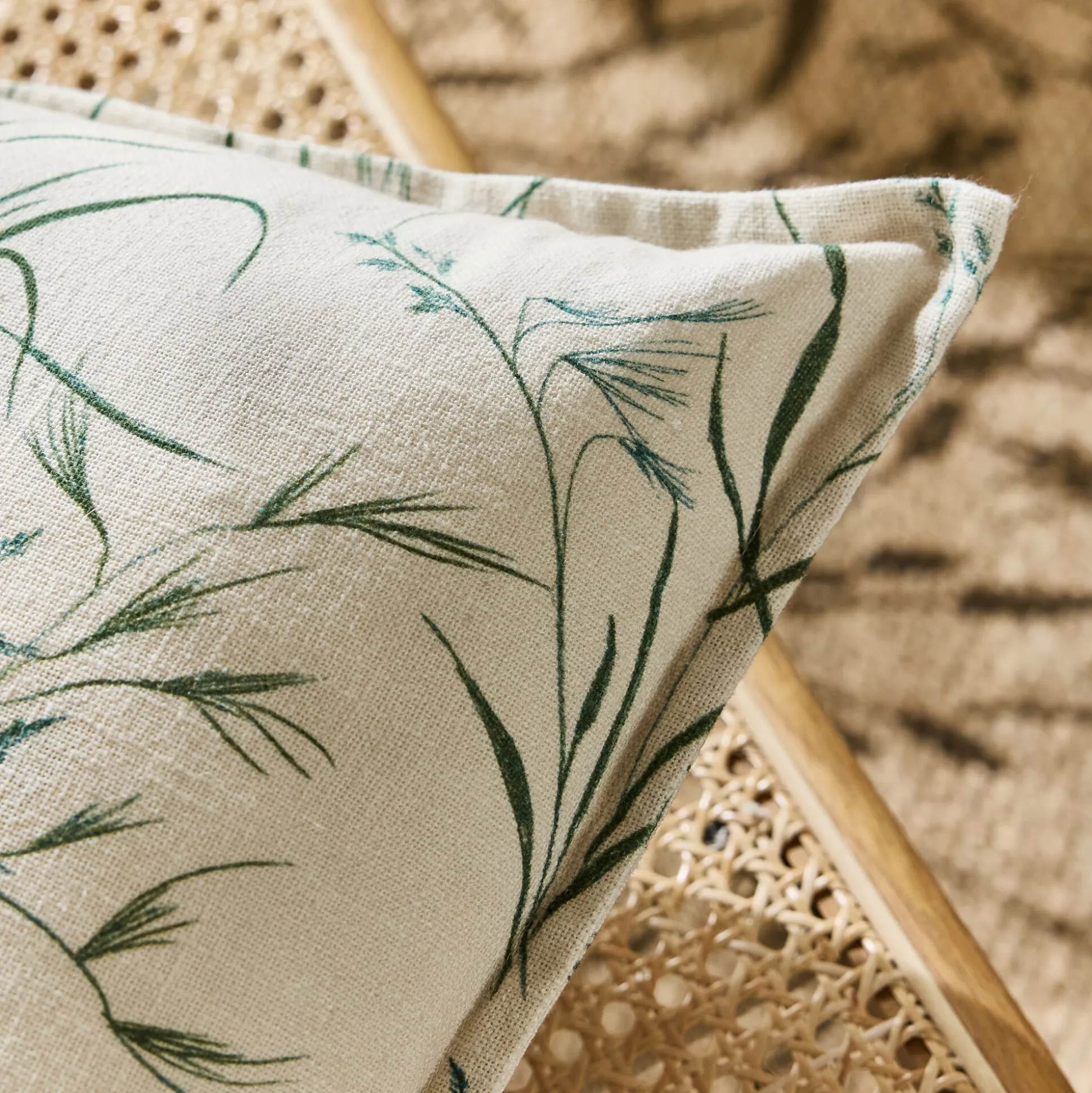Coussin en coton à motif végétal finition surpiqure 45x45cm - beige