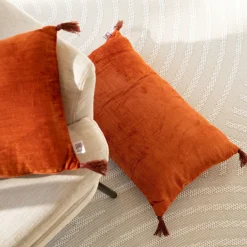 Coussin à pompons en velours 30x50cm - brun rustrel