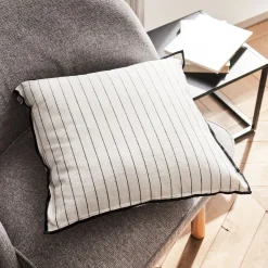 Coussin à rayures brodées en coton 45x45cm - noir et blanc
