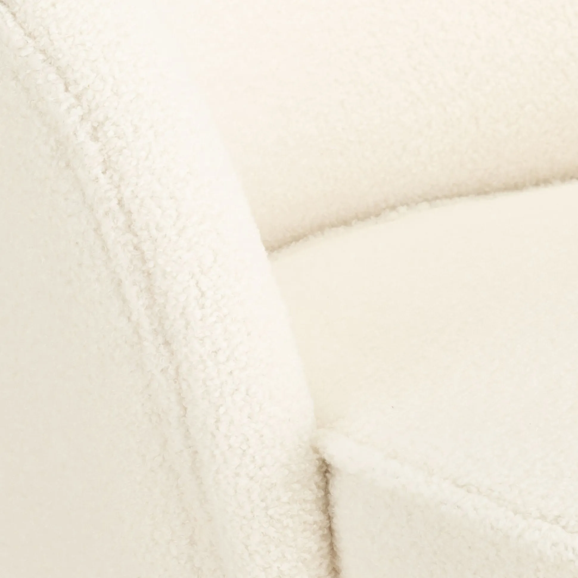 Fauteuil en tissu effet moutonné et piétement en hévéa - blanc capelan