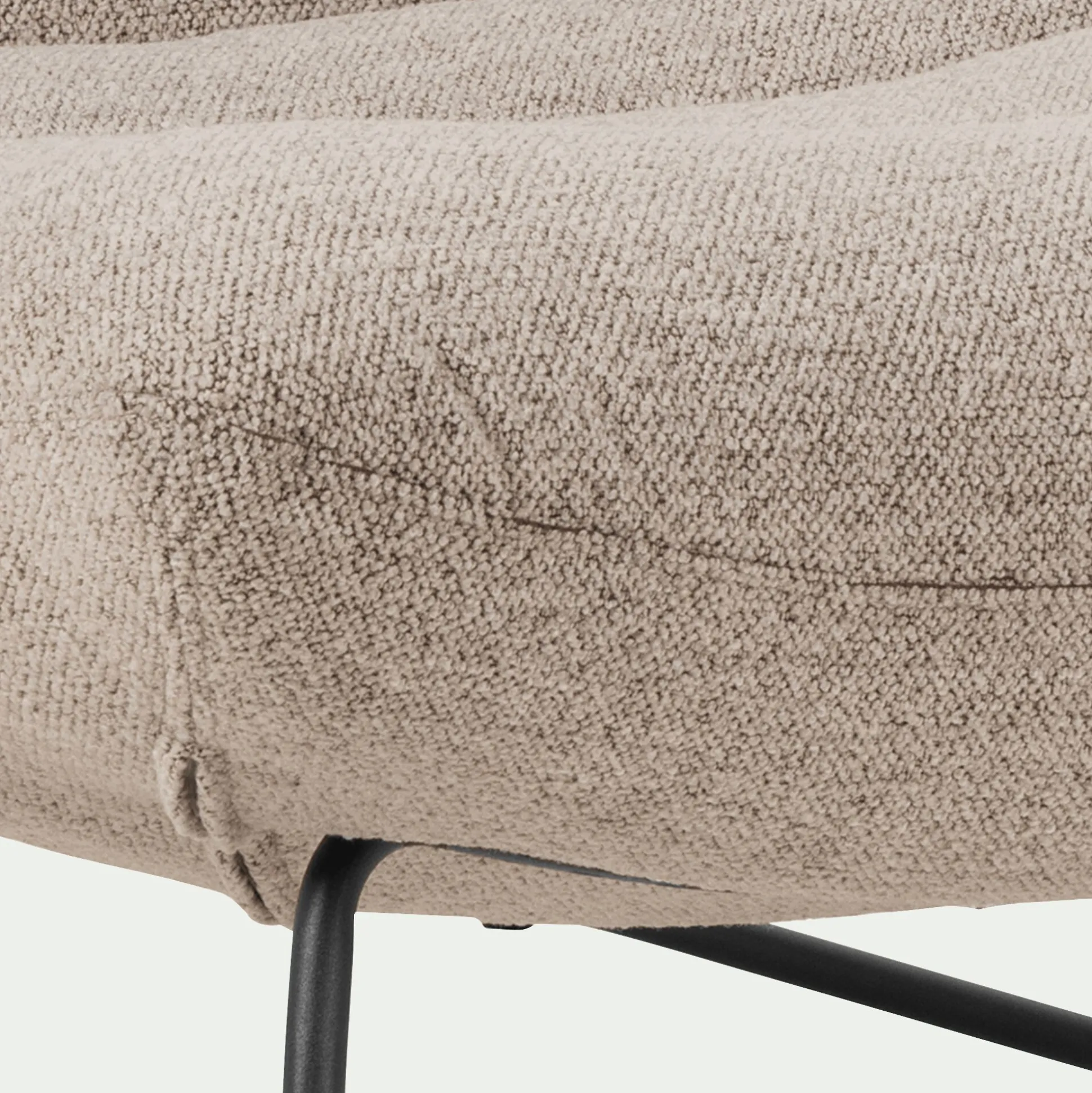Fauteuil incurvé en tissu et métal - beige