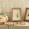 Illustration encadrée motif Sarah en robe verte 12x17cm - bois clair