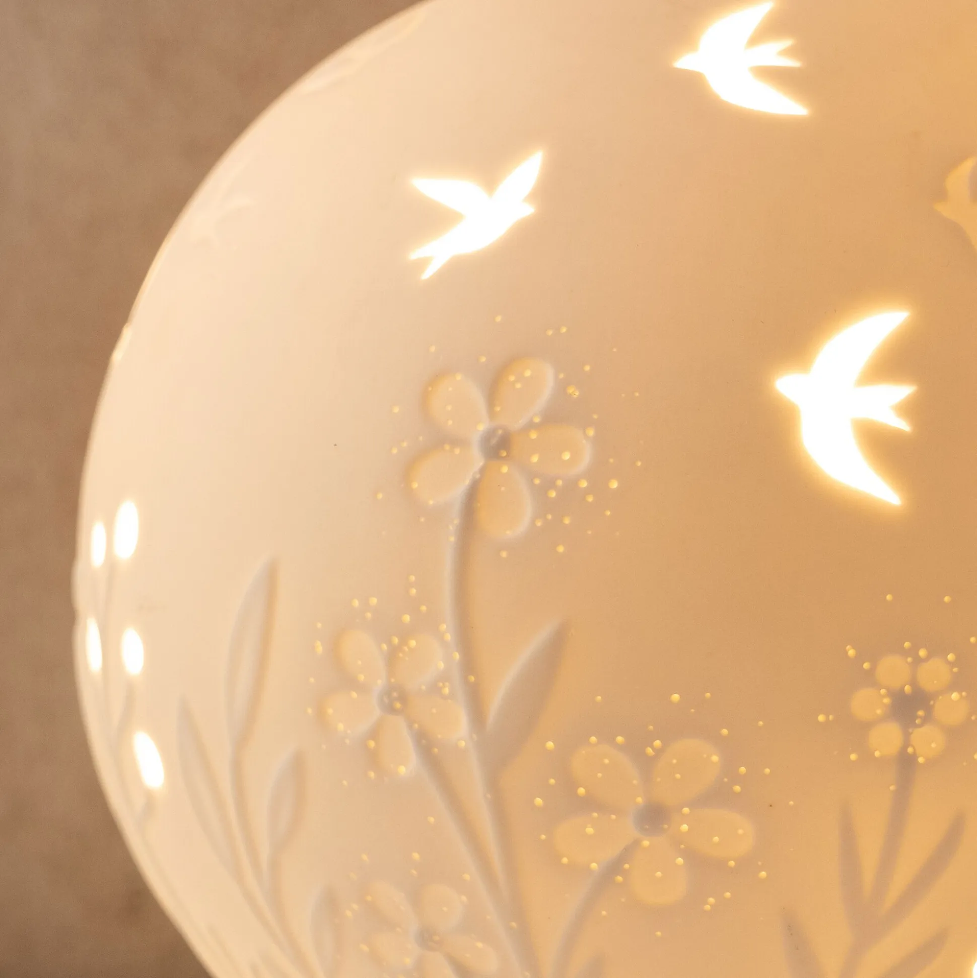 Lampe à poser électrifiée forme globe ajouré en porcelaine D16cm - blanc