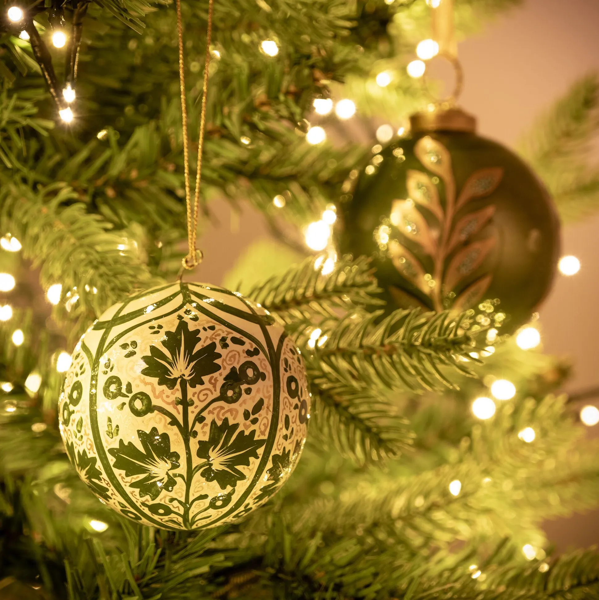 Lot de 6 boules de Noël en papier mâché motif végétal peint main D7cm - vert