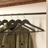 Lot de 5 cintres en bois - gris