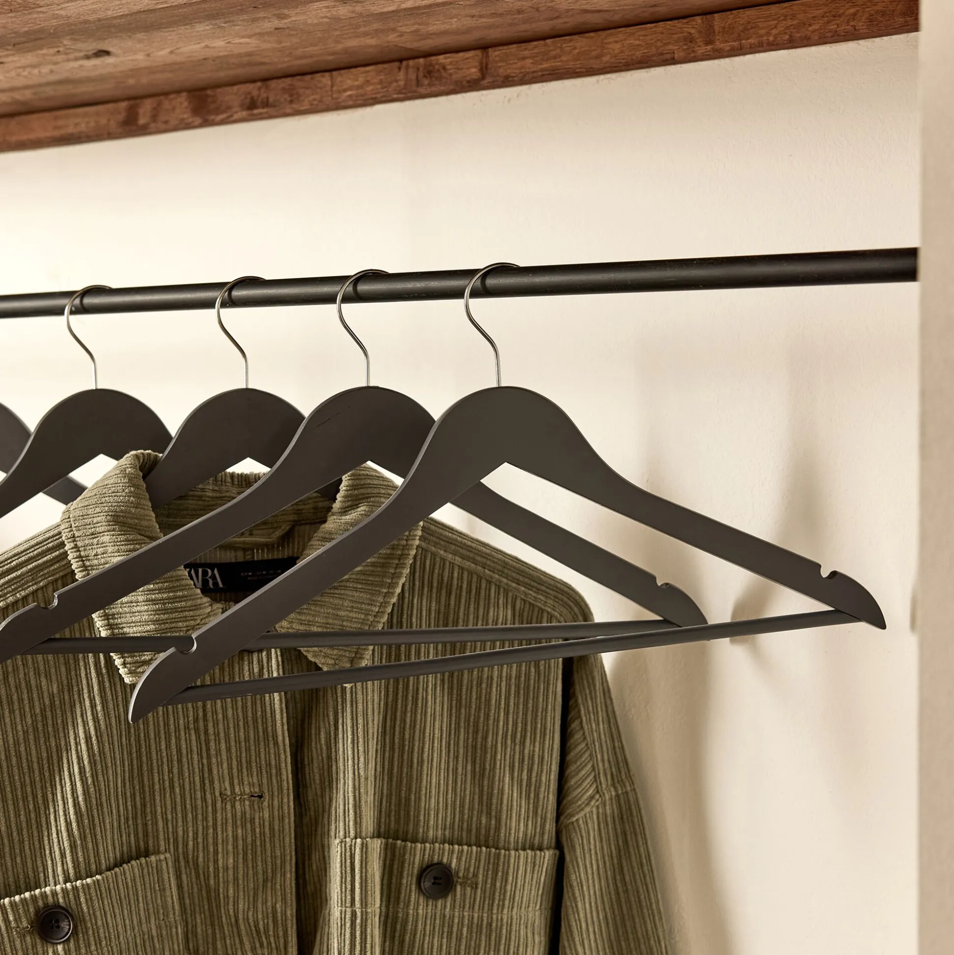Lot de 5 cintres en bois - gris