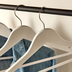 Lot de 5 cintres en bois - gris