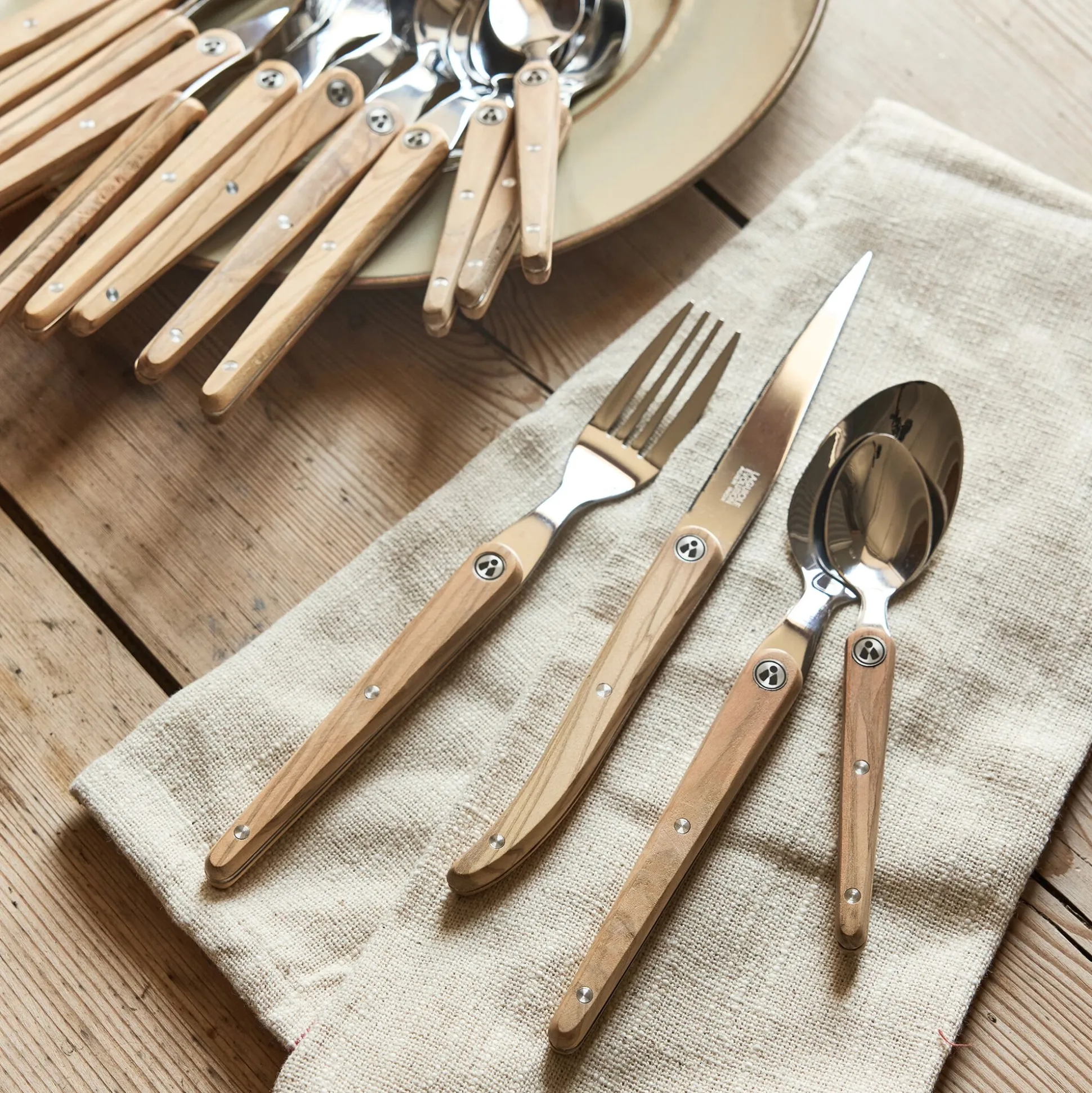 Ménagère 16 pièces en inox et bois d'olivier - naturel