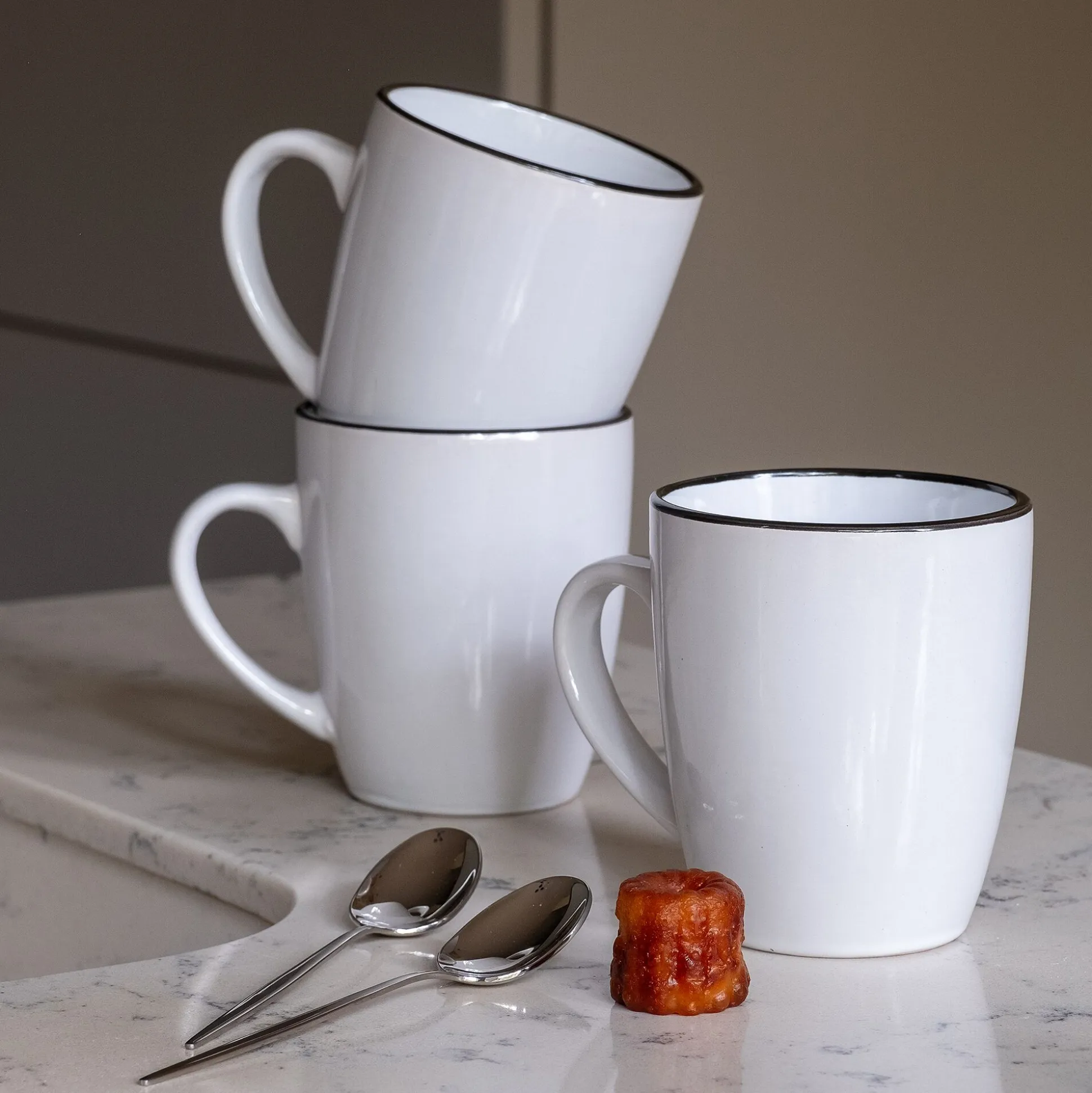 Mug en grès avec liseré noir D8,7cm - blanc