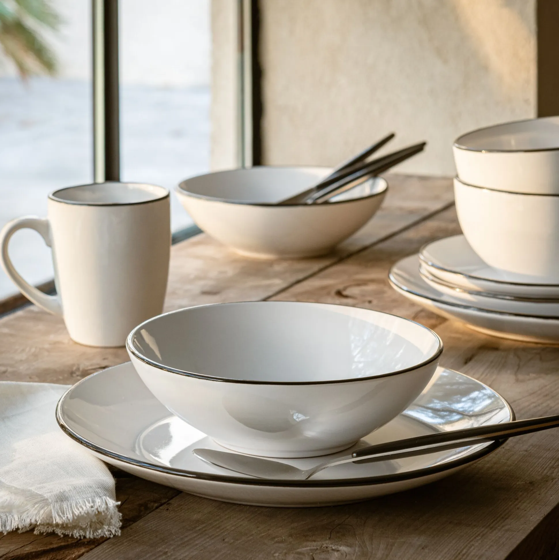 Mug en grès avec liseré noir D8,7cm - blanc
