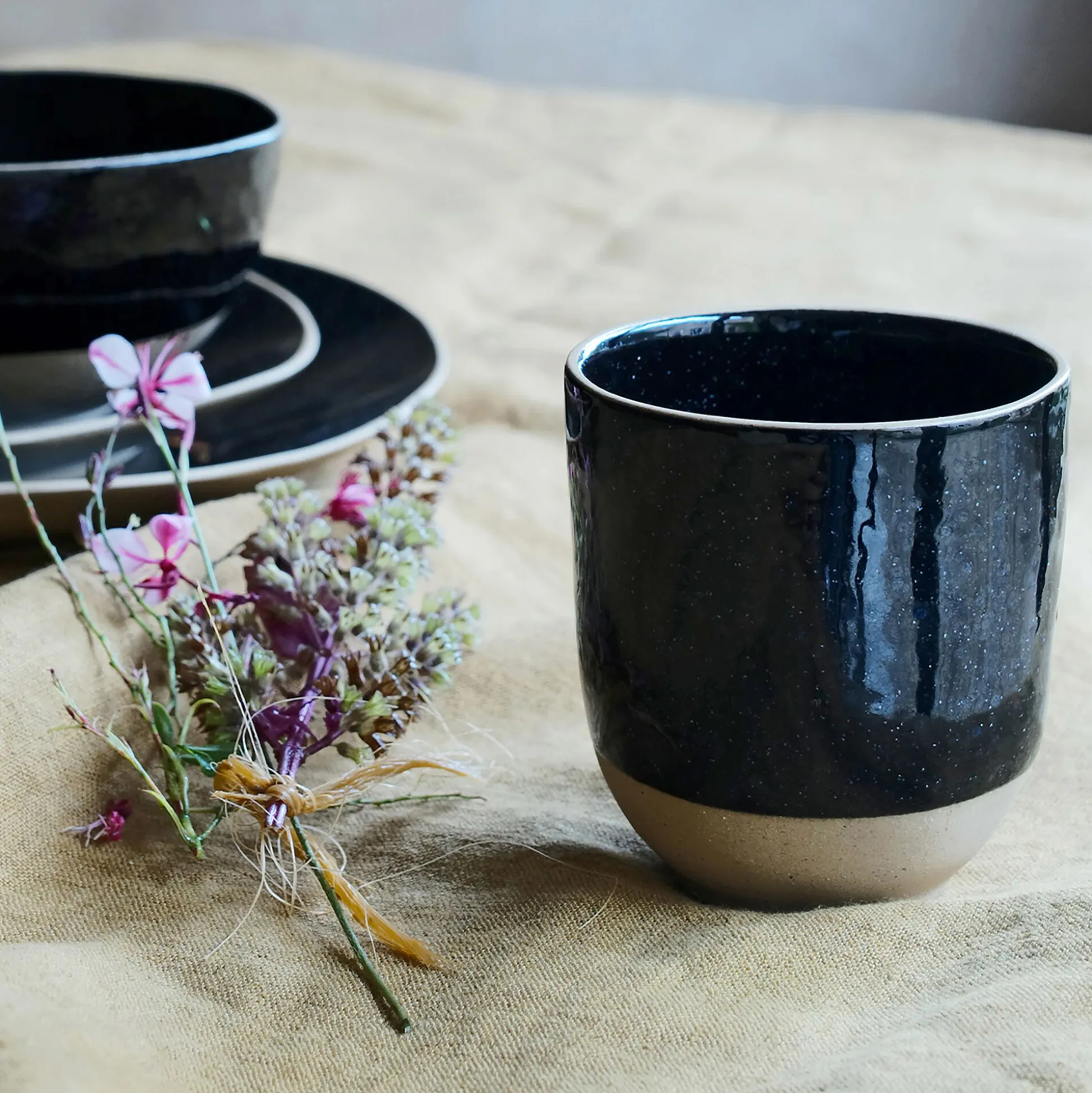 Mug en grès recyclé D9,2cm - noir
