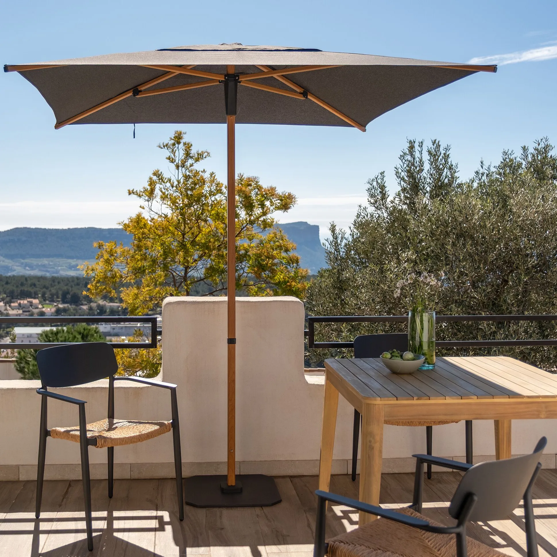 Parasol droit et sa base en aluminium effet bois 200x200cm - gris