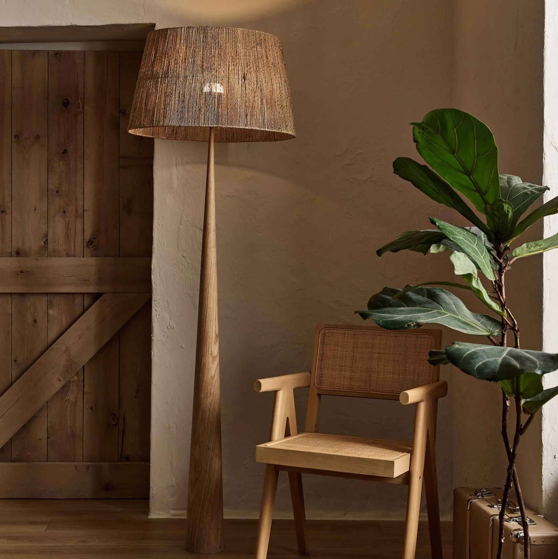 Pied de lampadaire en métal effet bois H157cm - bois clair