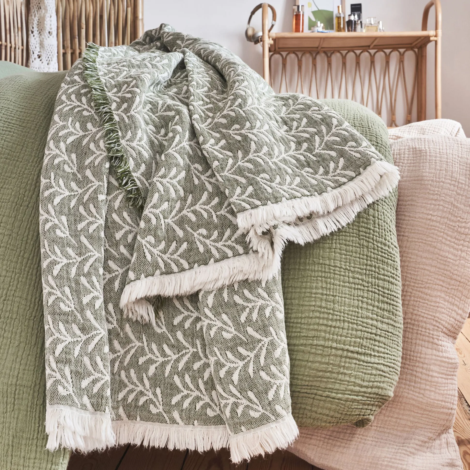 Plaid en coton motif feuilles finition franges 130x170cm - vert