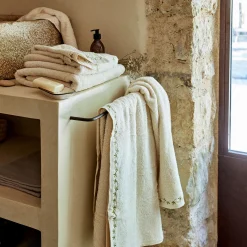 Porte savon en grès à motifs feuilles - blanc