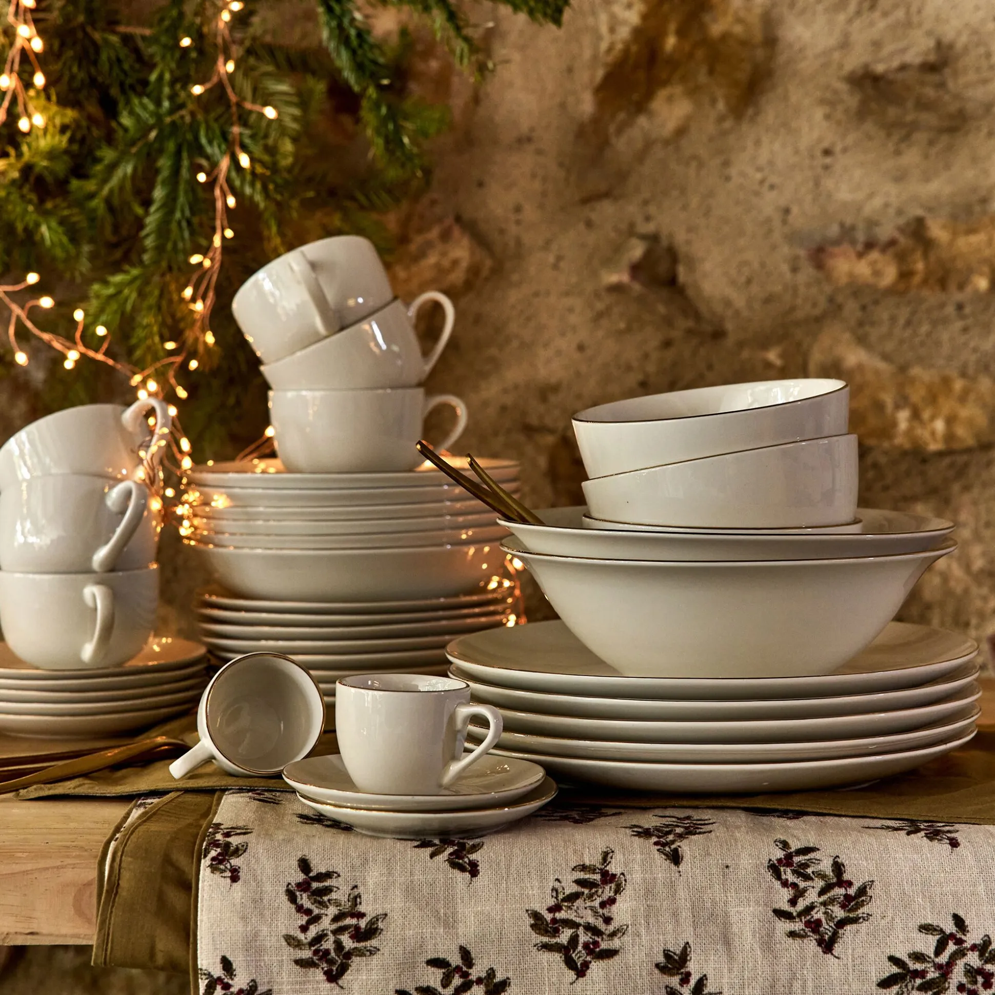 Service de vaisselle en porcelaine avec liseré doré - blanc