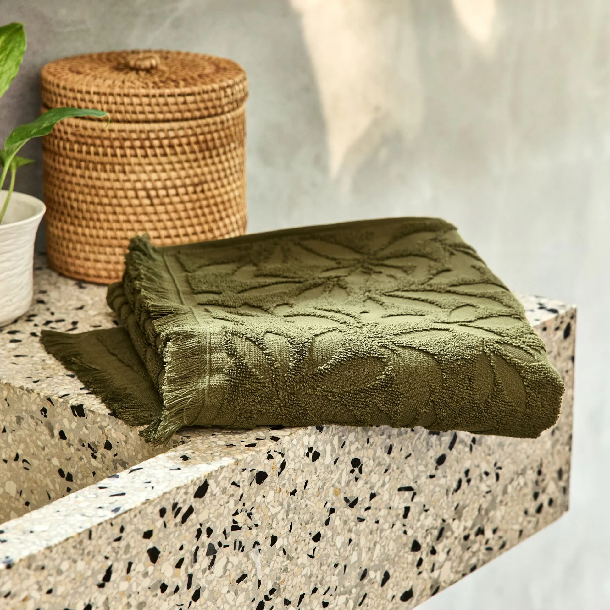Serviette de toilette en coton motif floral 50x100cm - vert mousse