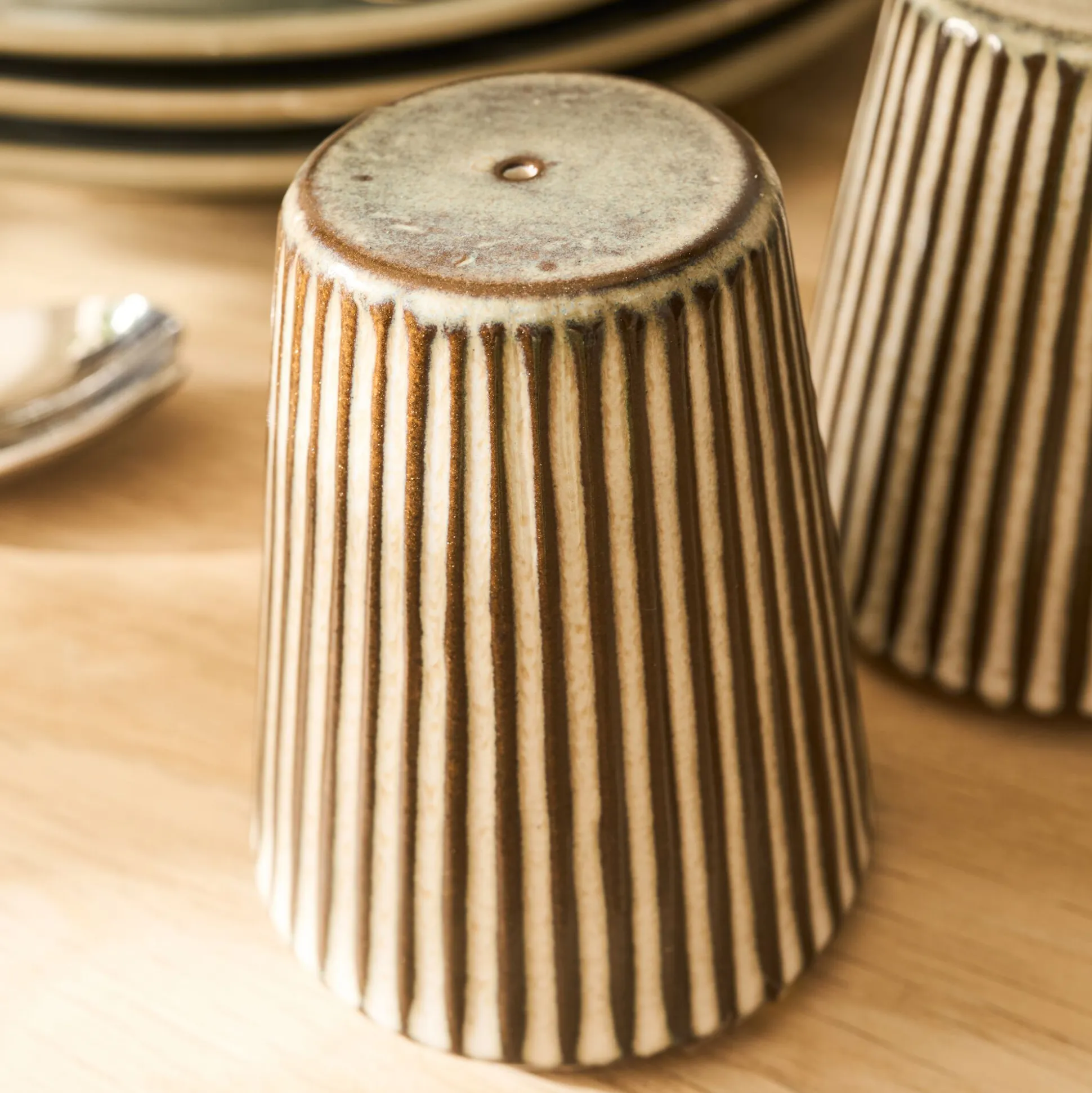 Set de salière et poivrière en grès strié D7cm - gris