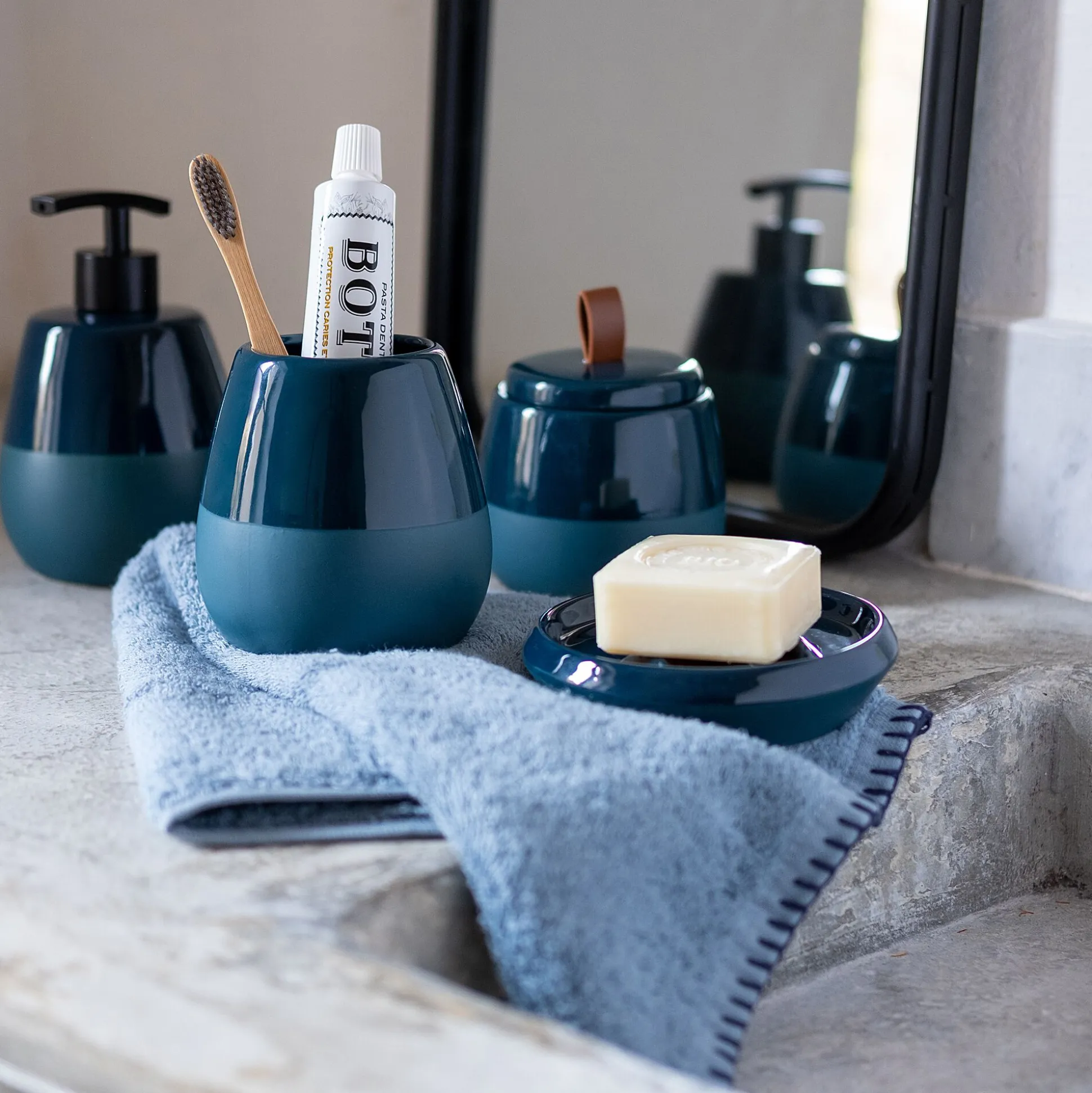 Set de salle de bain en grès - bleu figuerolles