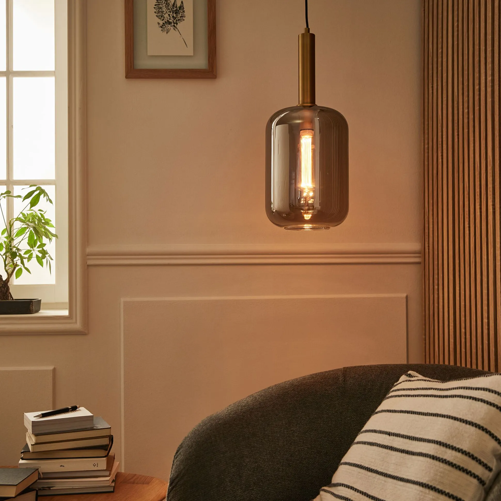 Suspension en laiton et globe en verre fumé D22cm - doré