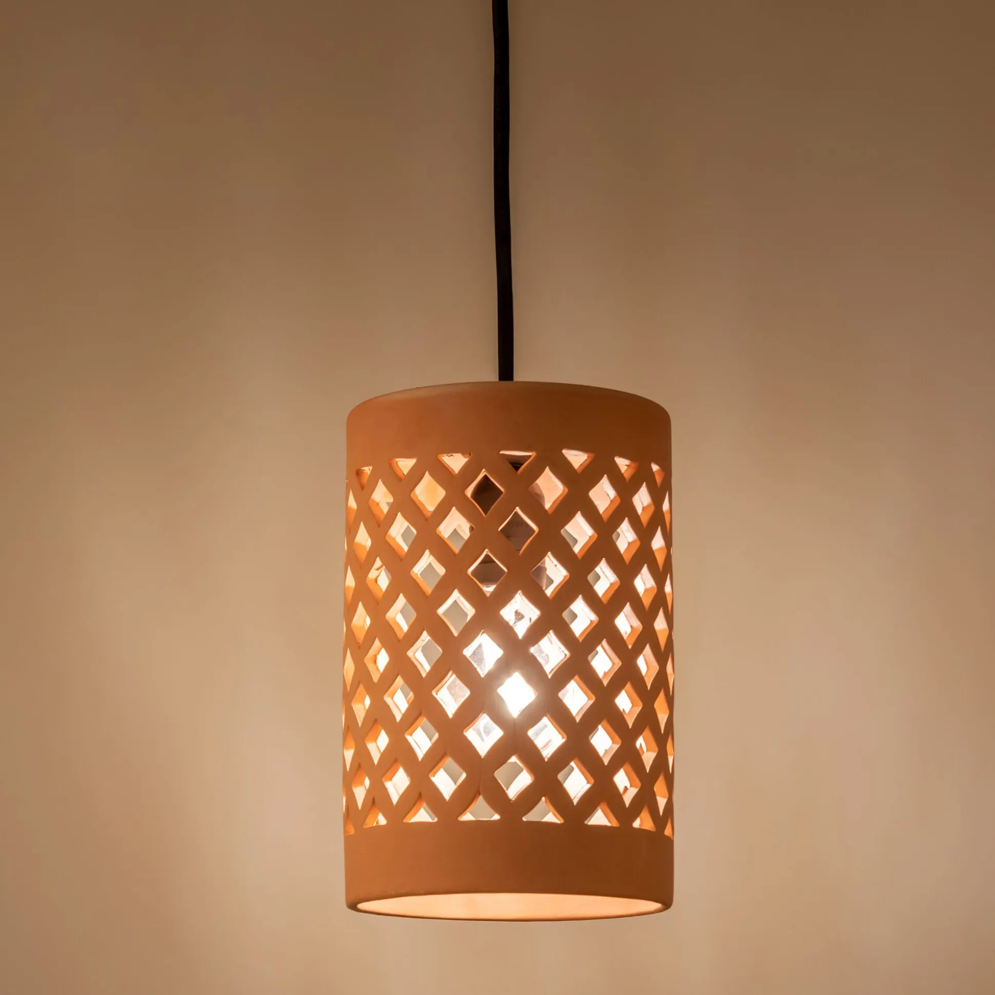 Suspension extérieure cylindrique ajourée en terre cuite - rose argile D15cm