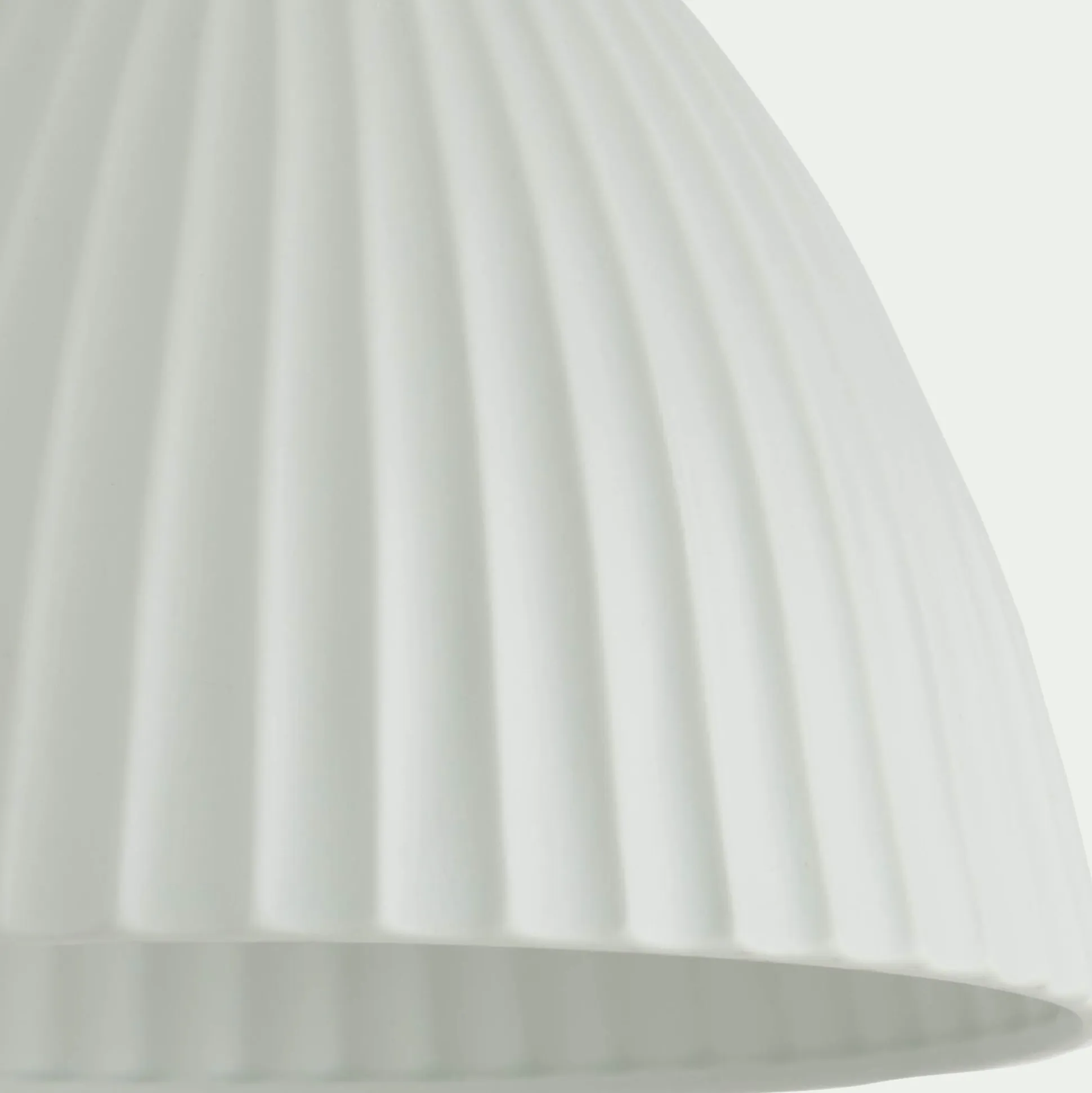 Suspension électrifiée en porcelaine striée D29,3cm - blanc