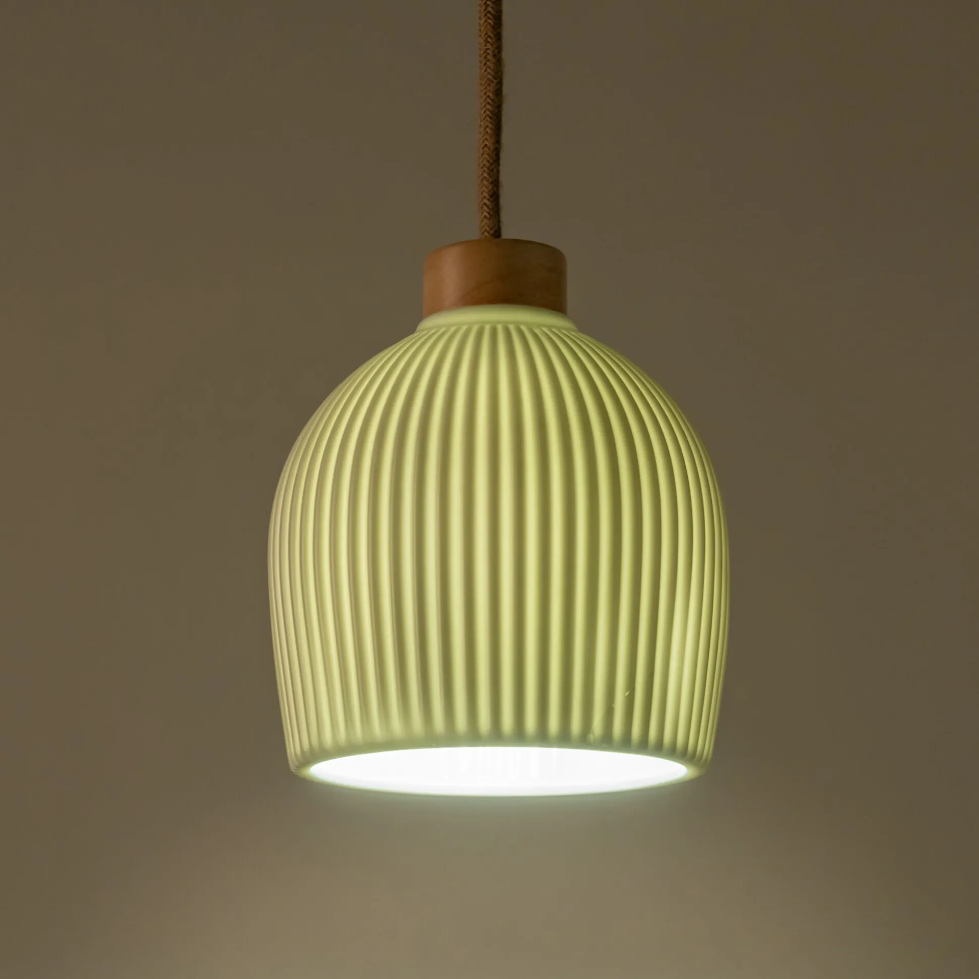 Suspension électrifiée en porcelaine striée D14,8cm - blanc