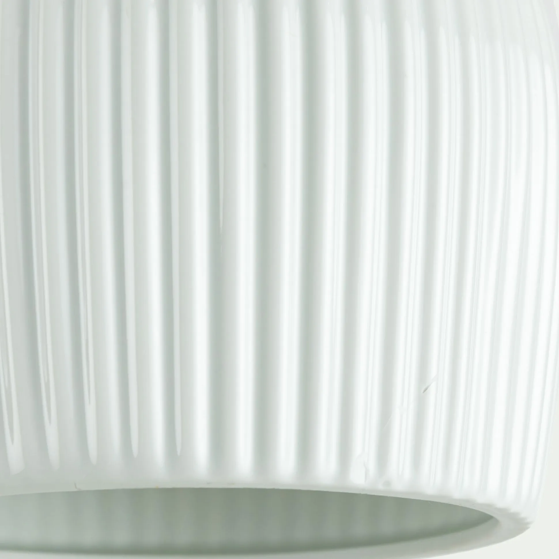 Suspension électrifiée en porcelaine striée D14,8cm - blanc