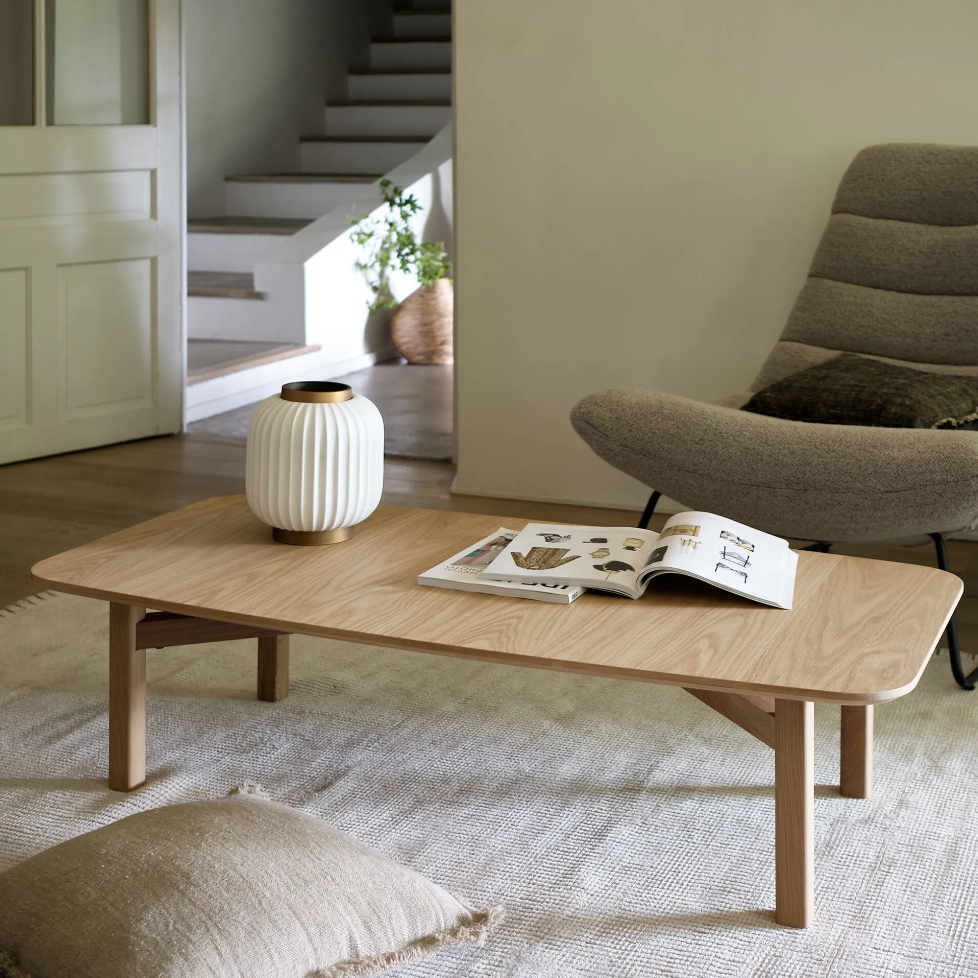 Table basse rectangle en plaqué chêne et piètement en chêne