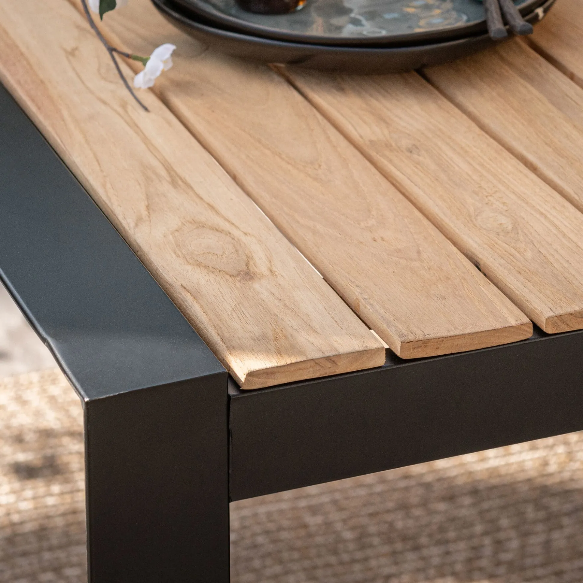 Table de repas jardin en teck recyclé et aluminium - noir (8 places)